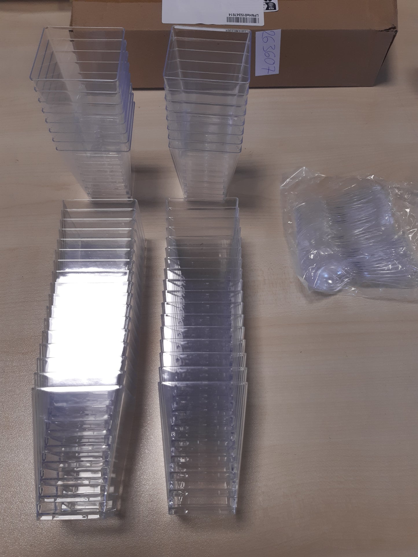 263607 - OUXAYAPL, gota ëmbëlsire plastike, 5 oz / 160ml, 50 copë, me 50 lugë, gota të ripërdorshme transparente për ëmbëlsirë dhe lugë për torta