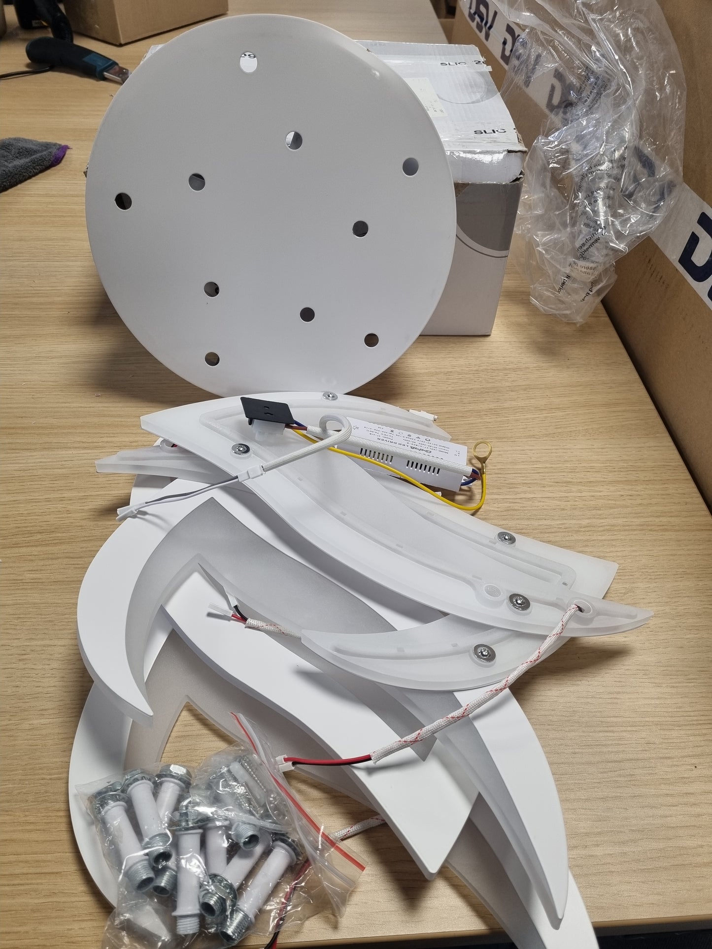 153403 - LLAMBË LED TAVANI 60W 6750LM, dizajn moderne me petale akrilike, përshtatshme për dhoma ndenjeje, dhoma gjumi, dhoma ngrënieje ose banjo, dritë e bardhë e ftohtë (6500K), madhësia 60 cm.