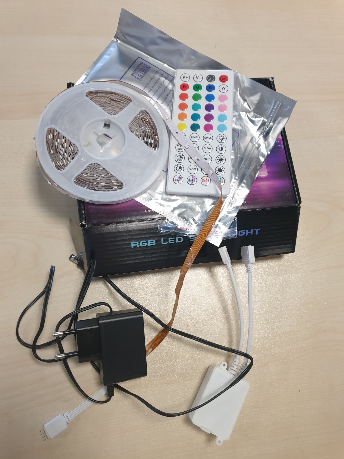 206601 - HOVVIDA Shirit LED 10M, 1x10M, 30 LED për metër, 300 LED, me Aplikacion dhe Telekomandë, Modalitet Muzike dhe Kohe, Përshtatëshëm për Dhomë, Dhomë Ndenjeje, Kuzhinë, Dhomë Gjumi, Bar, Festë