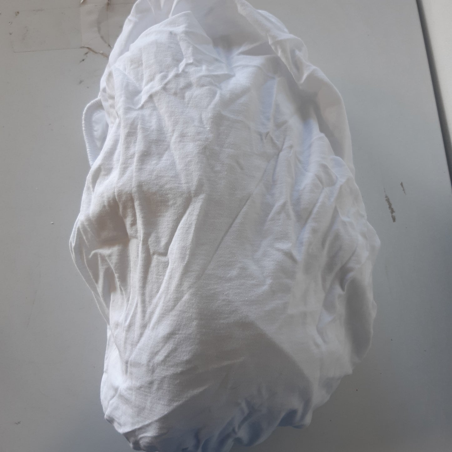 169091 - AMAZON BASICS Çarçaf i Fiksuar, 90x200cm, Materiali 100% Pambuk, Prej Xhersi, Lartësi Dyshek Deri në 30cm, Ngjyra e Bardhë