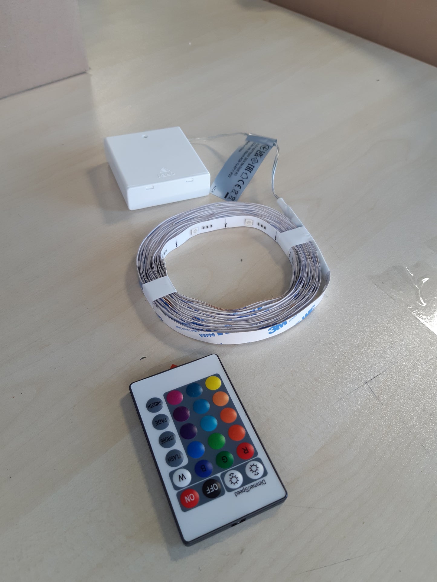 222862 - LEDVANCE FLEX Shirit Ndriçues LED me Funksionim me Bateri, 5W, Kontroll Ngjyrash RGB, Gjatësi 5m, i Errësueshëm, Fleksibël dhe i Përcaktueshëm për Aplikime të Brendshme