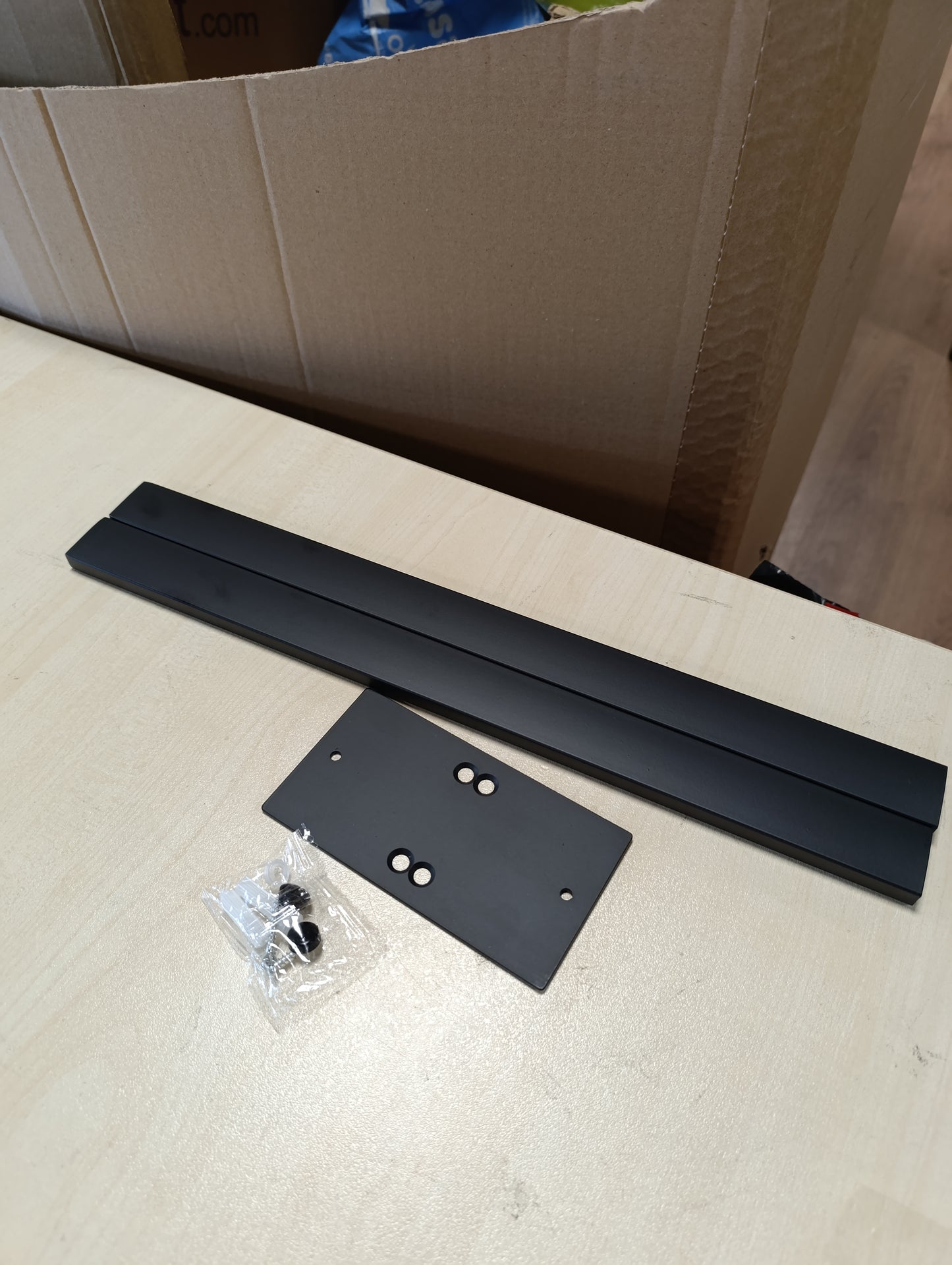 215900 - Mbajtëse peshqirësh e zezë për banjo, çelik inox 304, e montuar në mur me 2 krahë, 39 x 5 x 10 cm