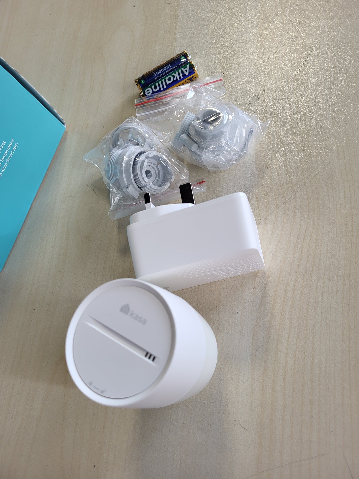 268013 - TP-LINK Kit Fillestar për Termostatin Inteligjent të Radiatorit, valvul inteligjente, ekran LED, kursim energjie, funksionon me Alexa dhe Google Home, pa urë