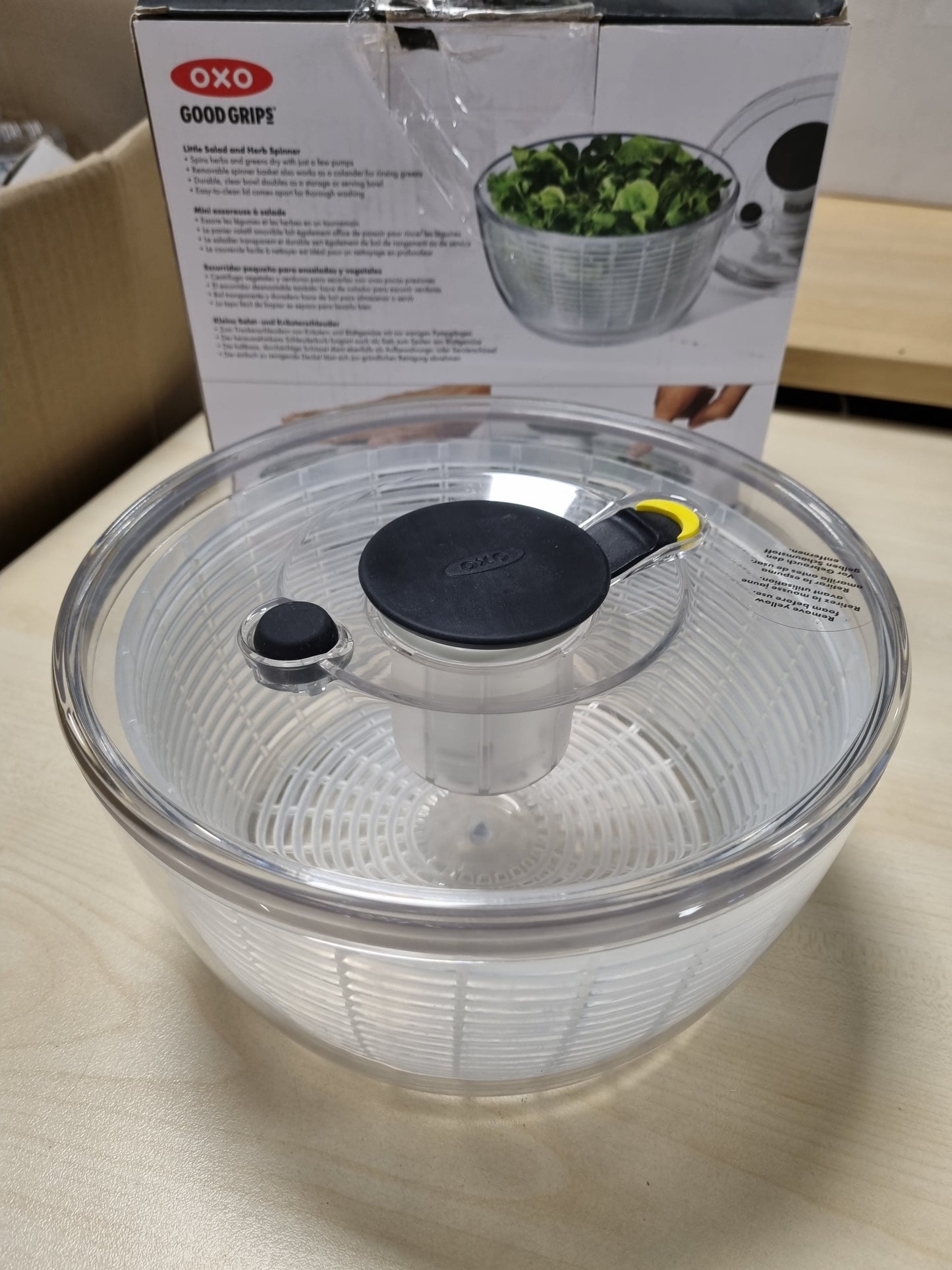 213713 - OXO Good Grips Sallatë Spinner me Sitë dhe Kapak, e Vogël - për Larjen dhe Tharjen e Sallatave dhe Erëzave