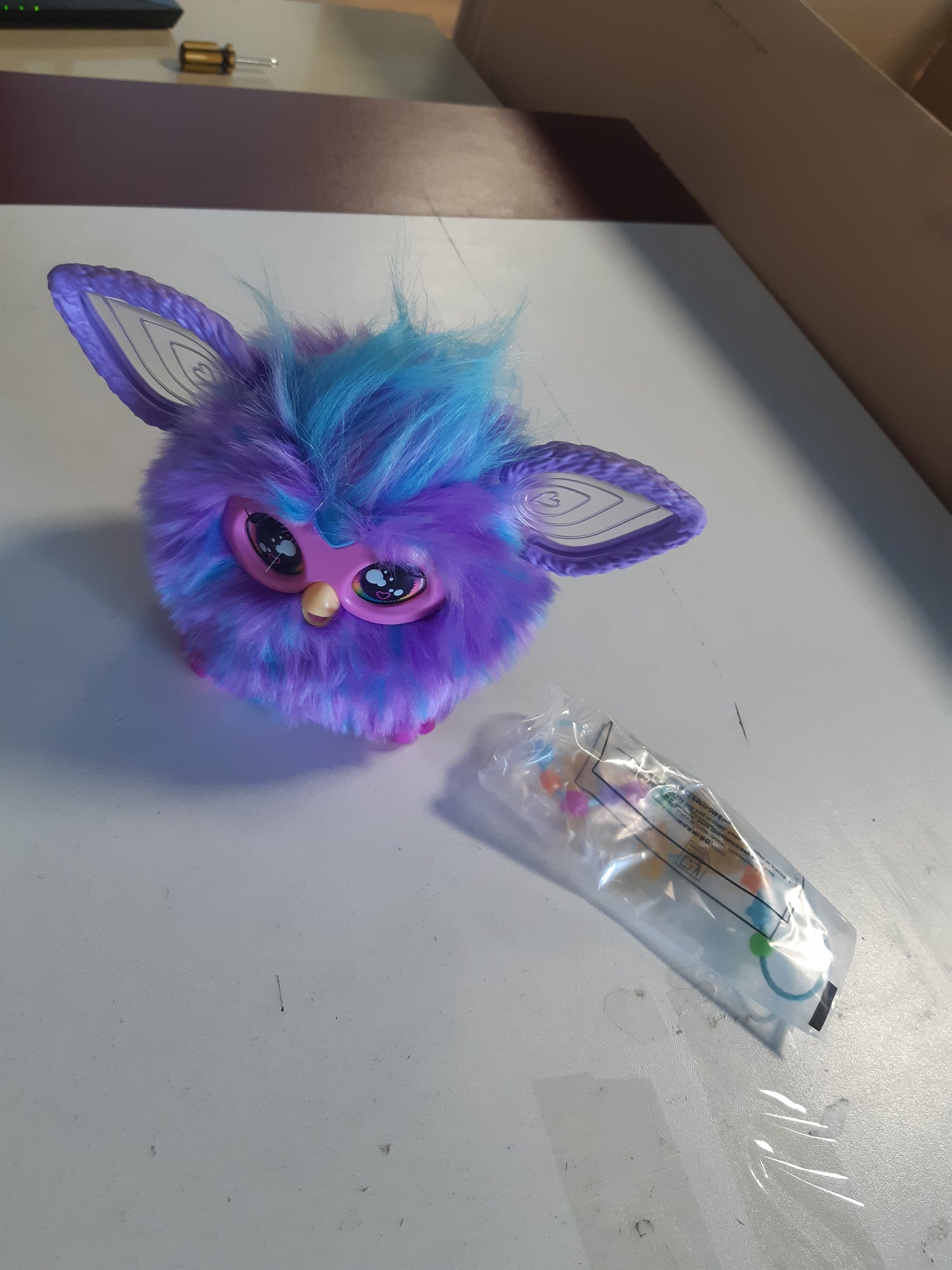213381 - Lodër Elektronike Pelushi Furby me Tinguj për Fëmijë, 15 cm/6 inç, e Butë në Prerje, Vjollcë.