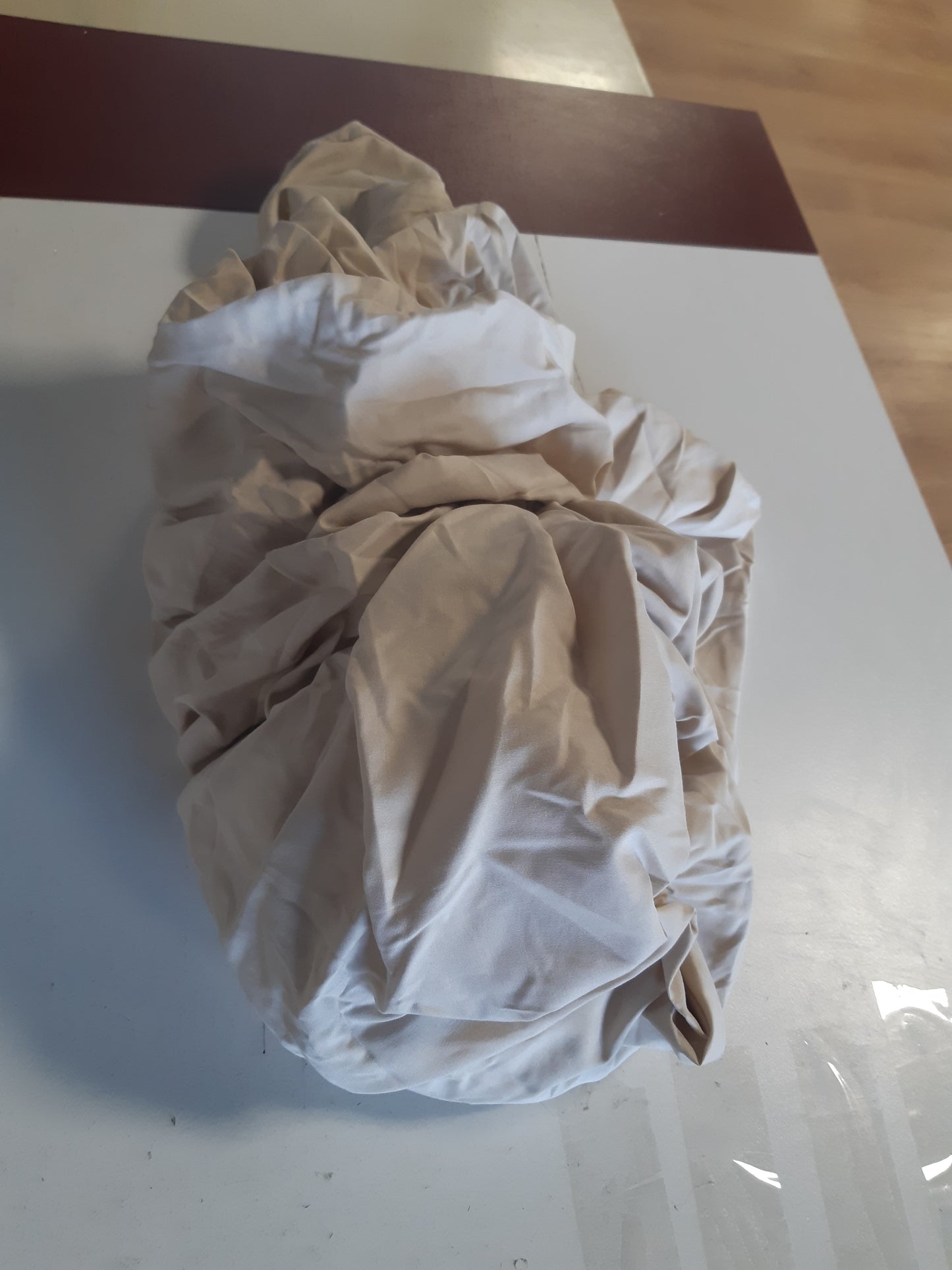 216136 - AMAZON BASICS Çarçaf i montuar me mikrofibër, Lartësia e dyshekut deri në 30 cm, 140 x 200 cm