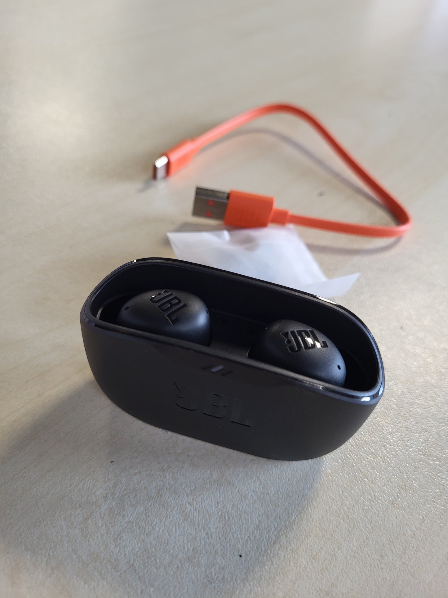 266153 - JBL Wave Buds 2, Kufje pa tel Bluetooth në vesh me anulim zhurme, 40 orë kohë riprodhimi, teknologji Smart Ambient, IP54 rezistente ndaj ujit dhe pluhurit, lidhje shumëpikëshe, e zezë