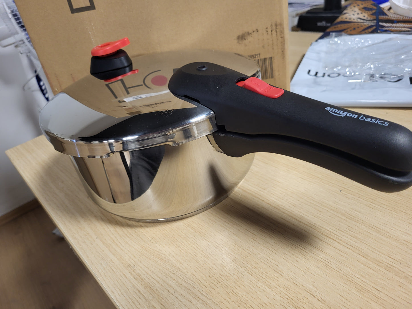 226484 - AMAZON BASICS Tenxhere me presion prej çeliku inox, e pajtueshme me induksion, 4 litra