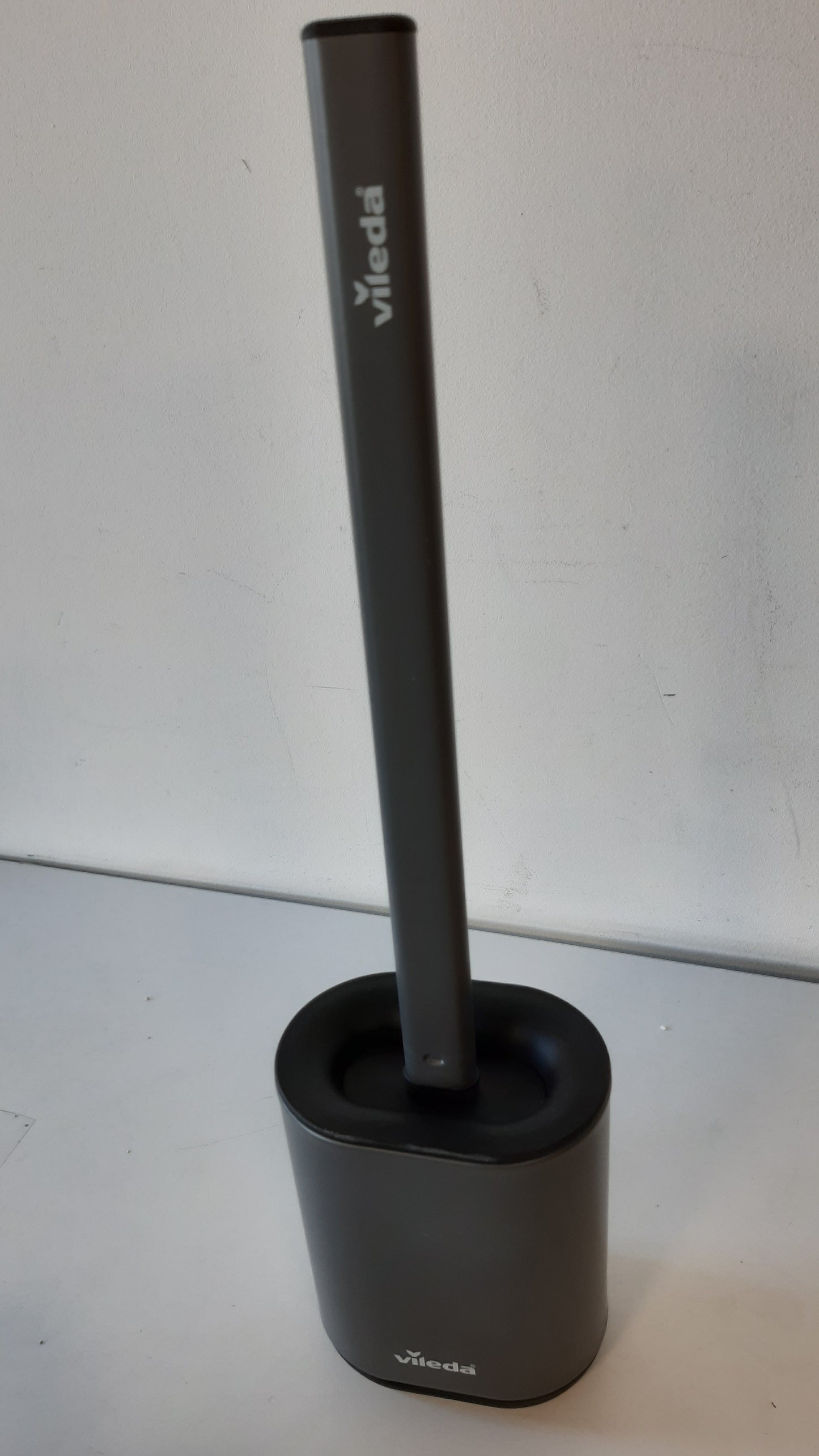 215125 - VILEDA Furçë tualeti prej silikoni me kokë fleksibile dhe dorezë çeliku inox, furçë tualeti me zona pastrimi 2-në-1