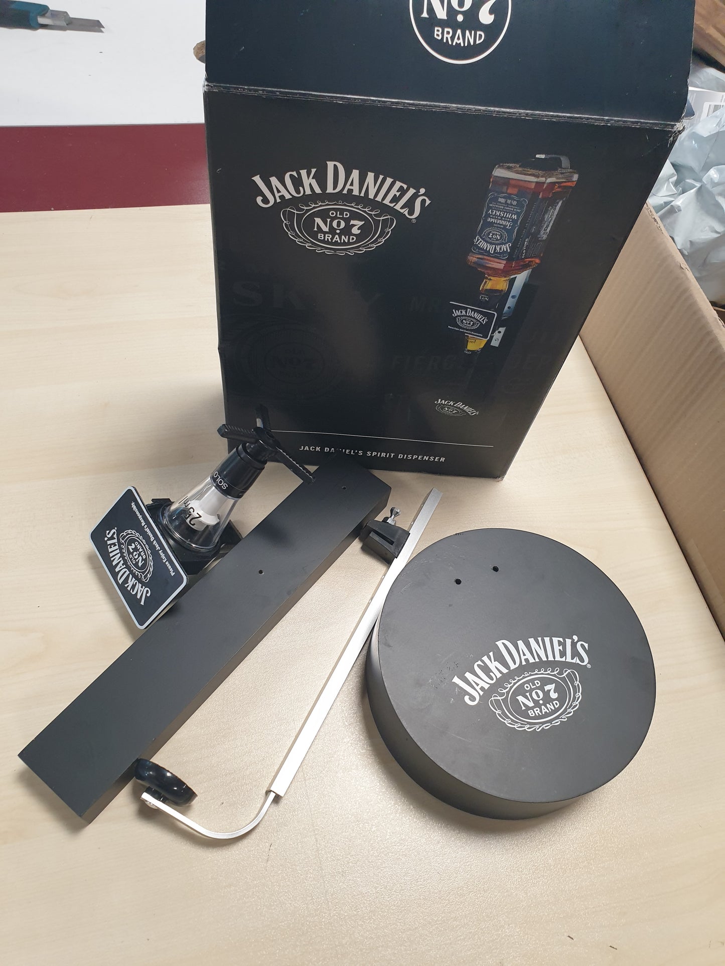 260132 - JACK DANIEL'S Mbajtëse e fortë prej druri për shishe pije alkoolike Single Optic (gotë matëse 25 ml)