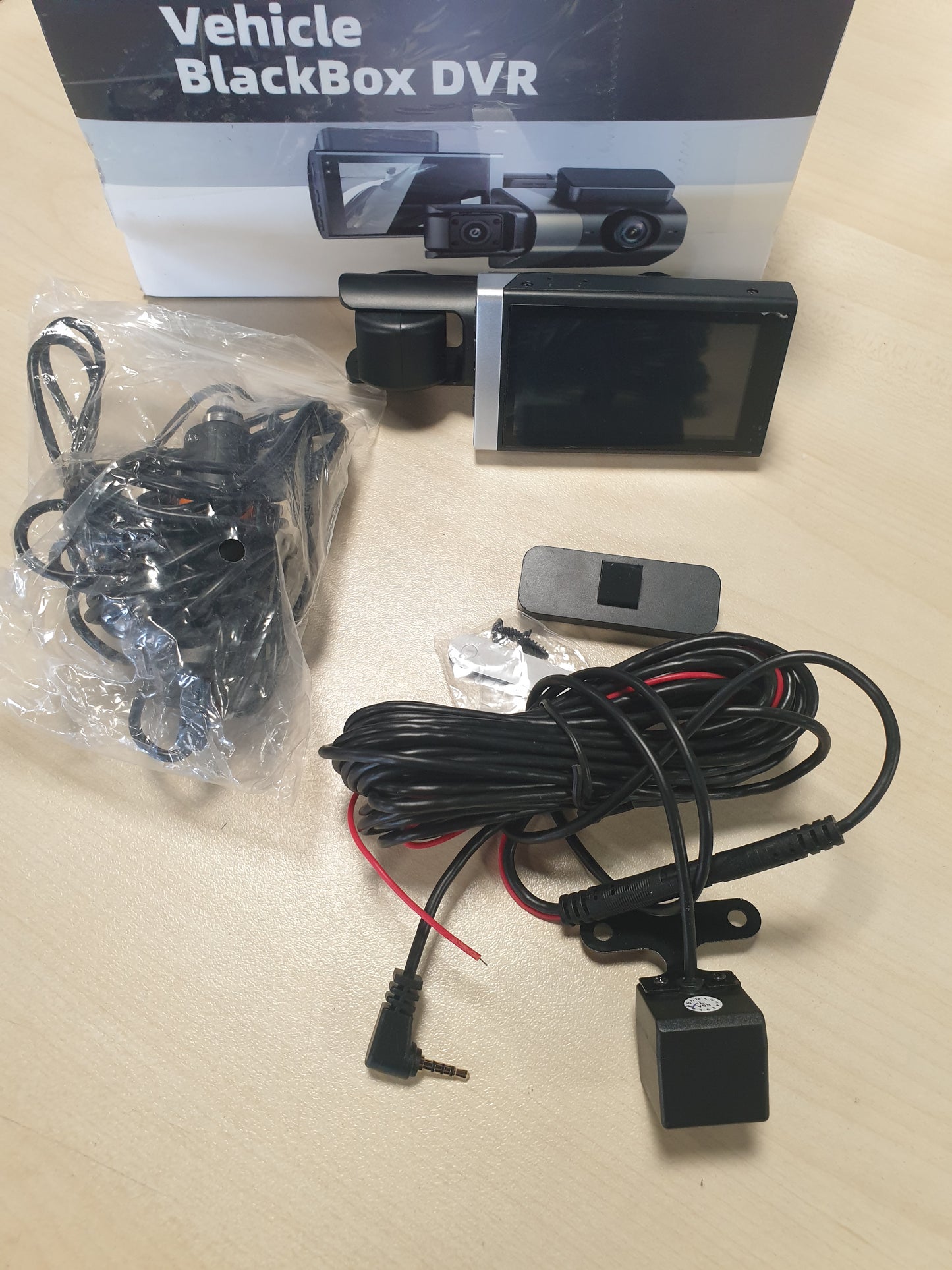 268322 - Kamera 3 Kanalesh përpara dhe mbrapa, 1080P HD, Kamera e Trefishtë e Makinës me Ekran 3 inç, Shikim Nate, Kënd i Gjerë 170°, Sensor G, Regjistrim në Loop