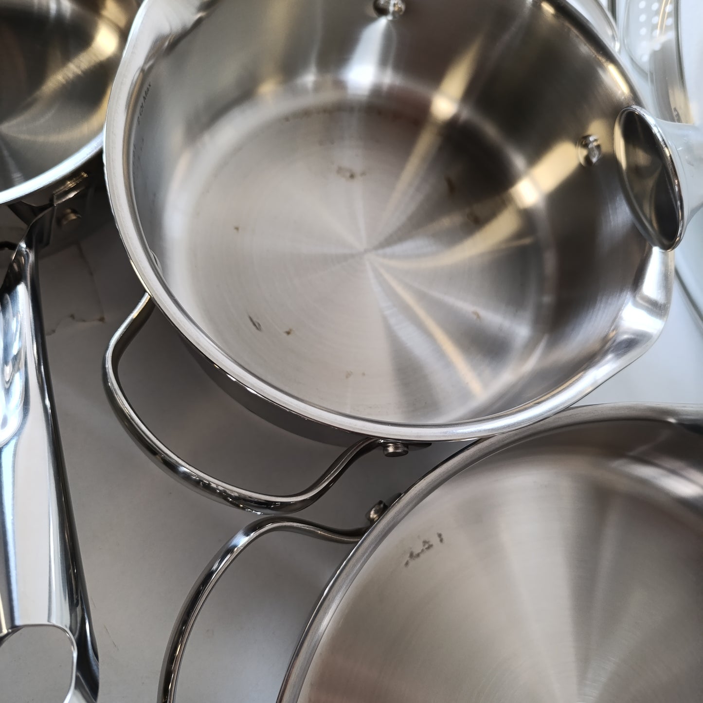 187075 - LAGOSTINA - Set Enësh Gatimi Smart, 9 Pjesë, Prej Çeliku Inox 18/10, Përdorim në Induksion, Gaz dhe Furrë, Baza Trefishe Lagoseal Plus, Seti Përfshinë 4 Tenxhere, Tenxhere me 2 Doreza, dhe 4 Kapakë