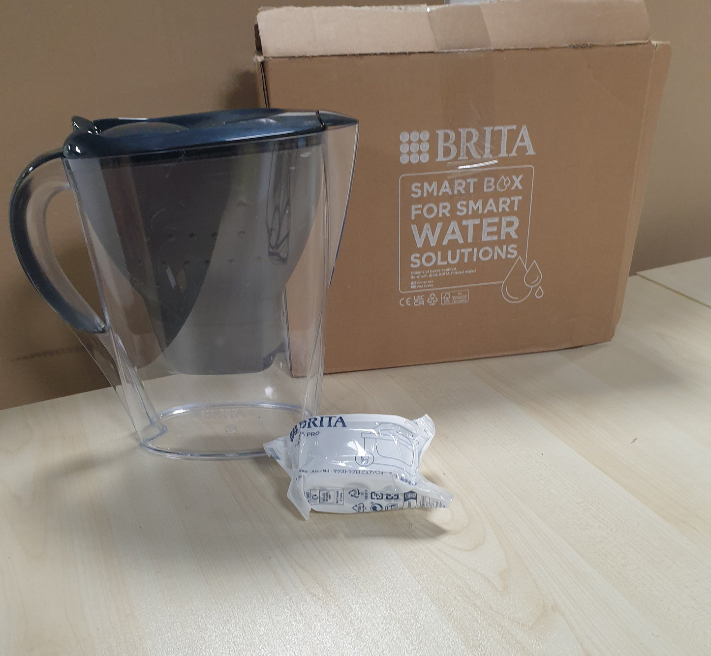 232575 - BRITA Marella Filter Uji Jug Graphite (2.4L) Pako Fillestare me 3 fishekë MAXTRA PRO Pure Performance - enë që përshtatet në frigorifer me LTI dixhitale dhe kapak Flip-Kapak