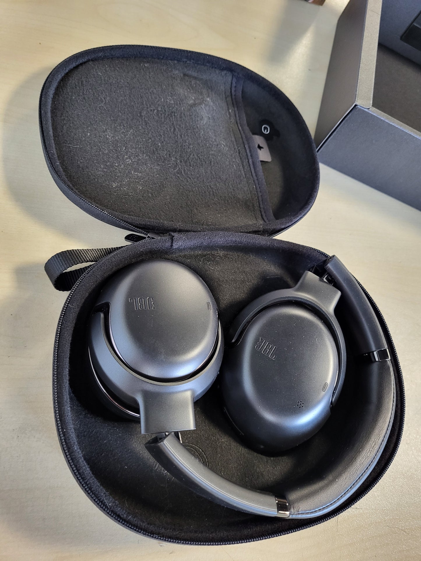 266011 - JBL KUFJE BLUETOOTH PA TEL TOUR ONE M2, ANC, Smart Ambient, 4 mikrofonë, 50 orë dëgjim, të zeza