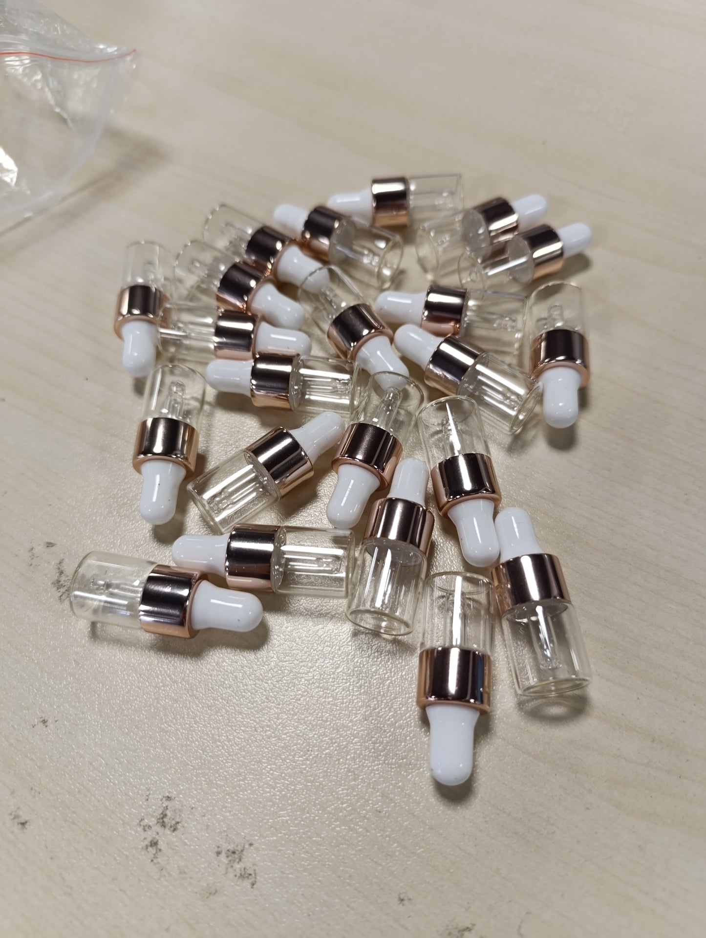 168962 - RUCUDIM - Shishe Mini Pikatore Rozë e Artë prej Qelqi Transparent, 30 copë, 2ml me Pipetë, për Vaj Esencial, Masazh, Aromaterapi dhe Kujdes Thonjsh