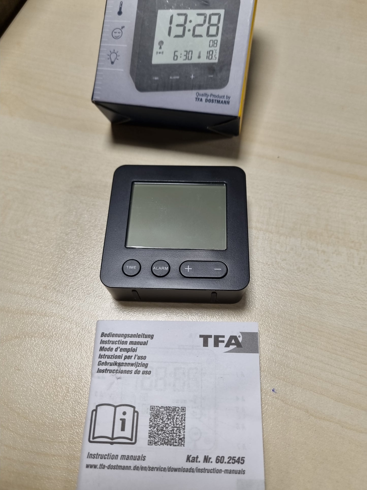 215792 - TFA DOSTMANN Orë me alarm radio dixhitale, e zezë, Gjatësi 66 x Gjerësi 22 x Lartësi 68 mm, 2 bateri AAA 1.5 V