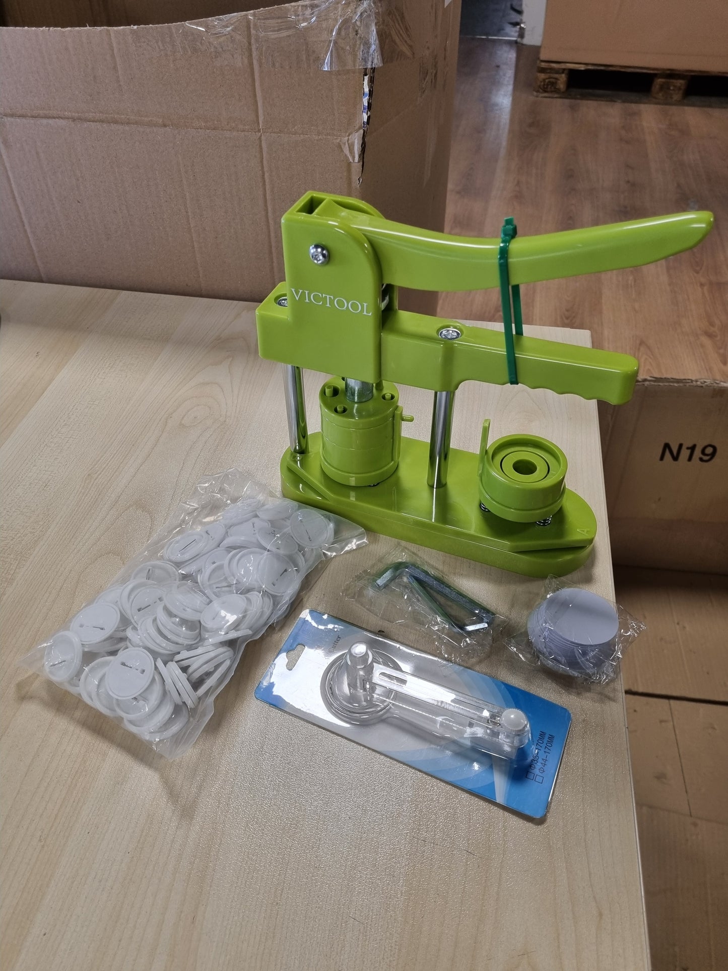 239413 - Makinë për Prodhimin e Butonave 32 mm me 100 Butona, Prerje Imazhi dhe Rrethore