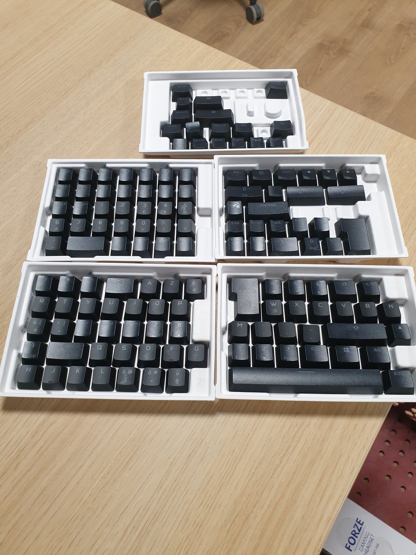 266441 - LOJËRA TË LAVDISHME - Tastiera me Ndriçim GPBT: Legjenda Translucente, të Zeza, për Tastiera Mekanike 100%, 75%, 65%, 60% ANSI dhe ISO, Layout Francez AZERTY