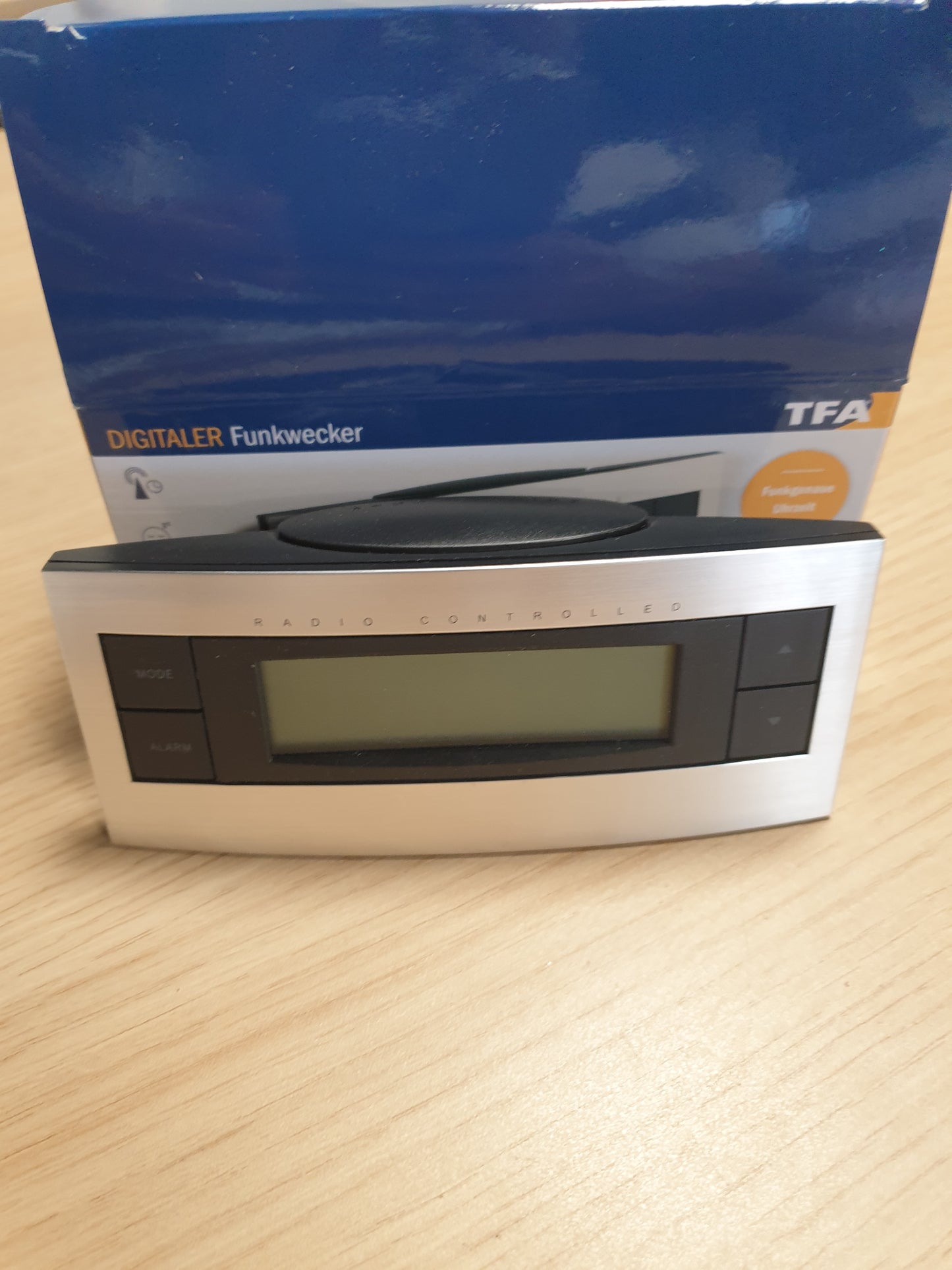 214908 - TFA DOSTMANN Orë alarmi dixhitale me radio, 60.2511, Zonë kohore, e rregullueshme manualisht, e zezë/argjendtë