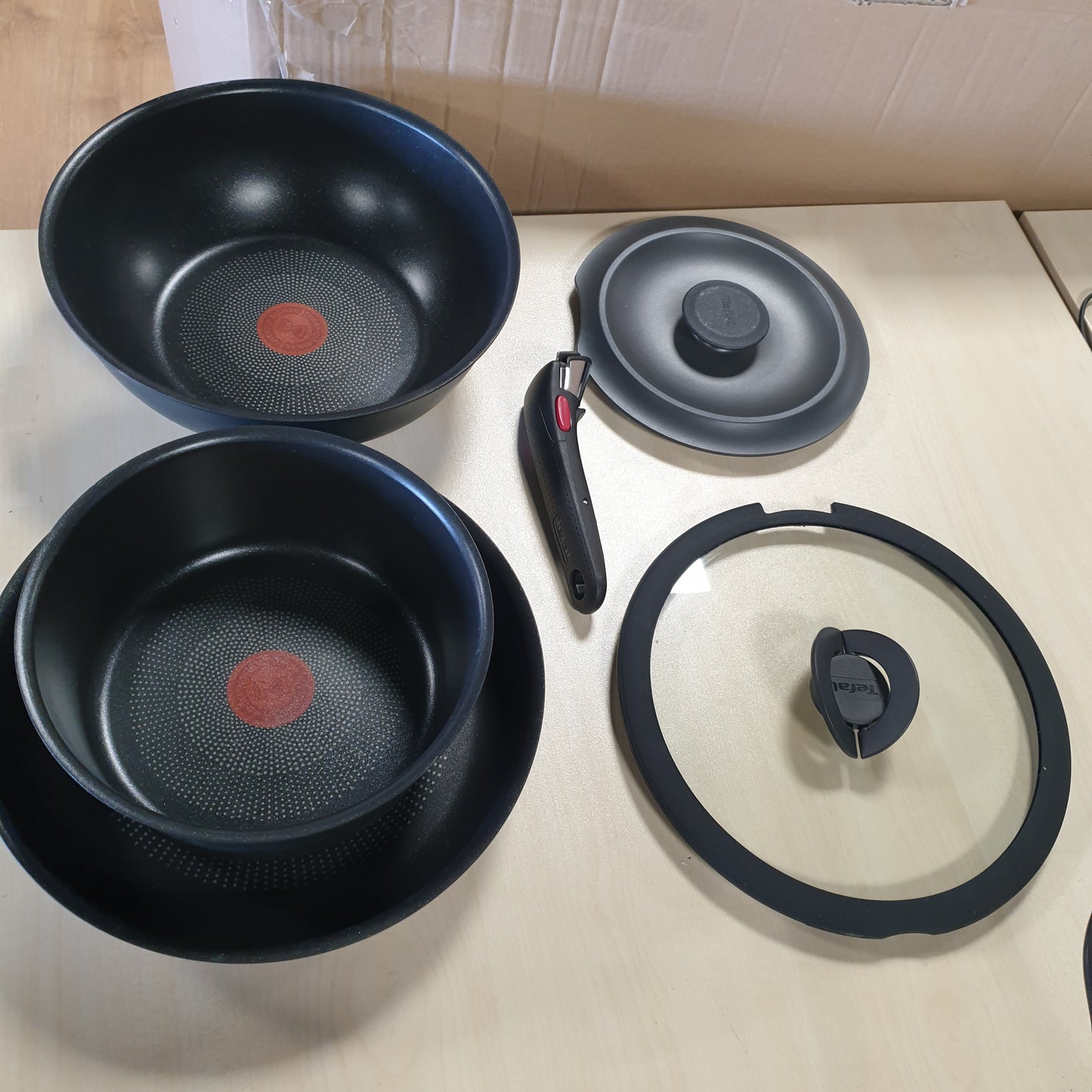 239250 - TEFAL Set enësh gatimi me 6 pjesë, i pajtueshëm me induksion, alumini i derdhur, tigan, wok me kapak qelqi, tavë me kapak prej gize, dorezë e lëvizshme, i sigurt për lavastovilje, Inspiration L867S604