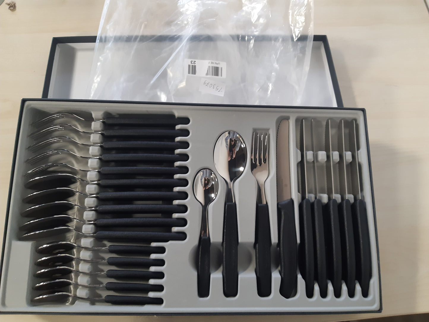 153079 - VICTORINOX Classic - Takëm Profesional në Set prej 12 Copësh, me Dhëmbëzim Shumëfishtë, Formë Vale, 11cm, nga Çeliku Inoksidable, Ngjyra e Zezë