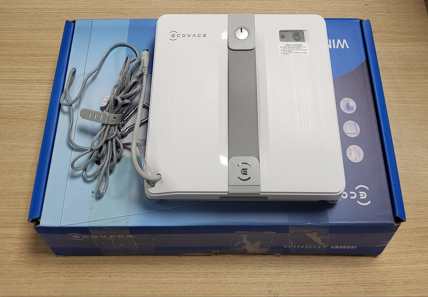 94131 - ECOVACS WINBOT MINI Roboti i Pastrimit të Xhamave, Dizajn Kompakt, Gryka të Dyfishta me Spërkatje Ultrasonike, Sistem Mbrojtjeje me 9 Faza, Planifikim Inteligjent i Shtegut, 3 Mënyra Pastrimi