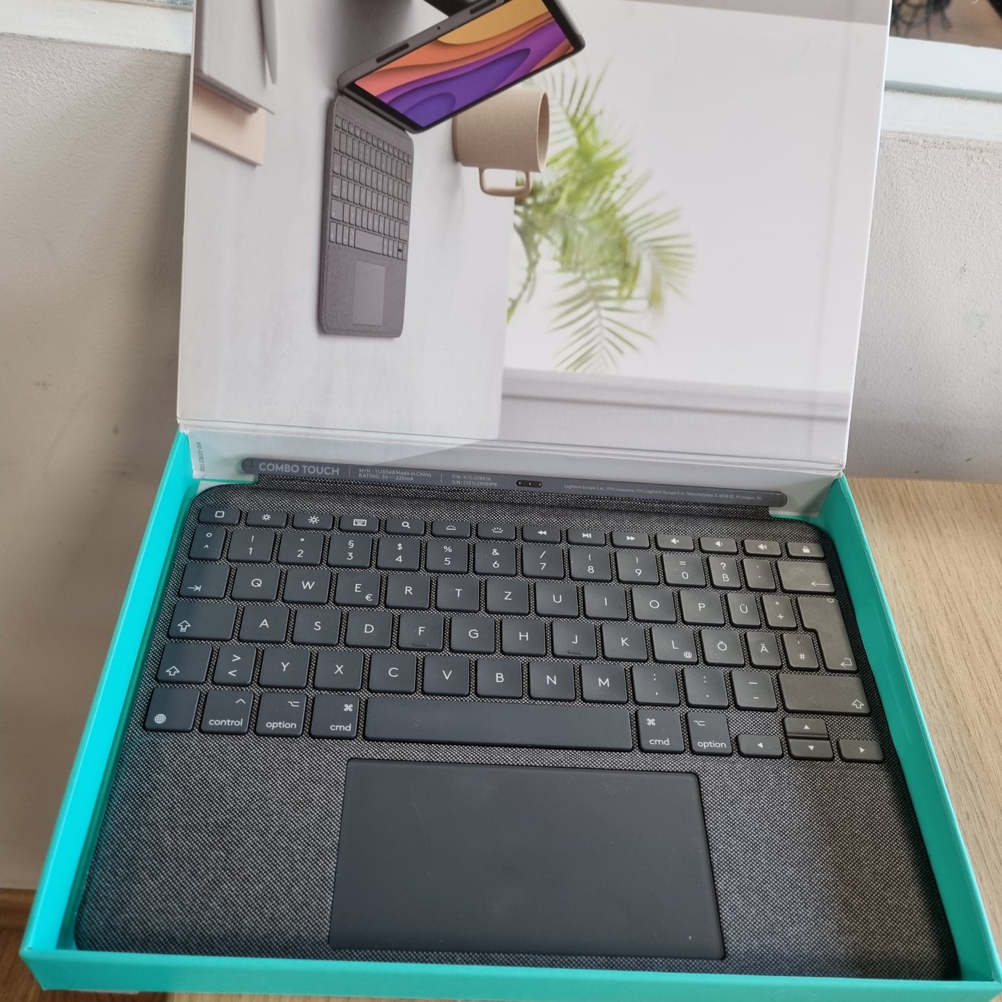 267599 - LOGITECH Kutia e tastierës Combo Touch iPad Air (gjenerata e 4-të dhe e 5-të - 2020, 2022) - Tastierë e shkëputshme me ndriçim prapa - Trackpad me klikim kudo, lidhës inteligjent, paraqitje gjermane QWERTZ - gri