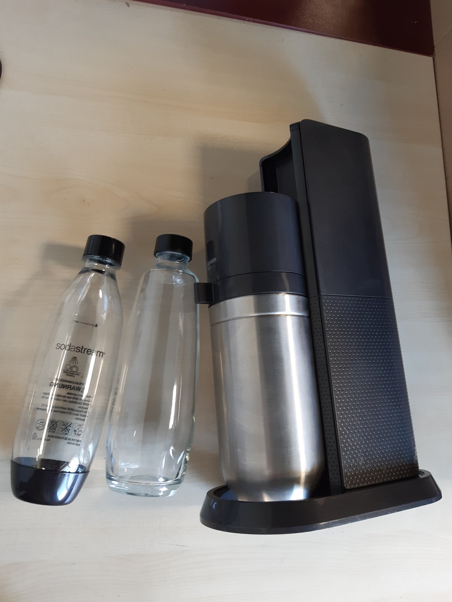 260123 - SODASTREAM Përgatitës uji me gaz Duo; 1 shishe qelqi 1 litër; 1 shishe 1 litër pa BPA; i sigurt për lavastovilje; titan