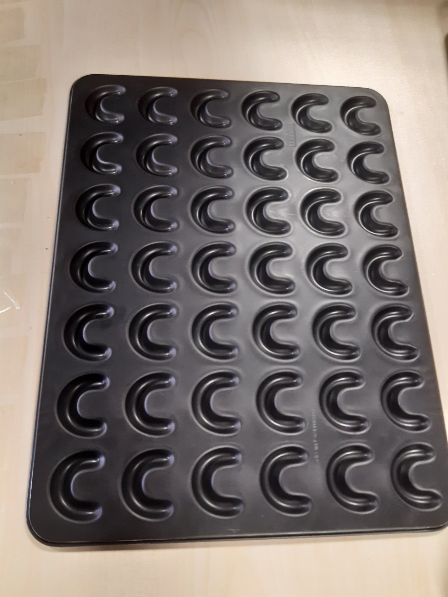 201412 - ZENKER Tepsi për Biskota Formë Gjysmëhënë, Vanilje, ka Formë për 42 biskota, me Shtresë jo ngjitëse, e Zezë