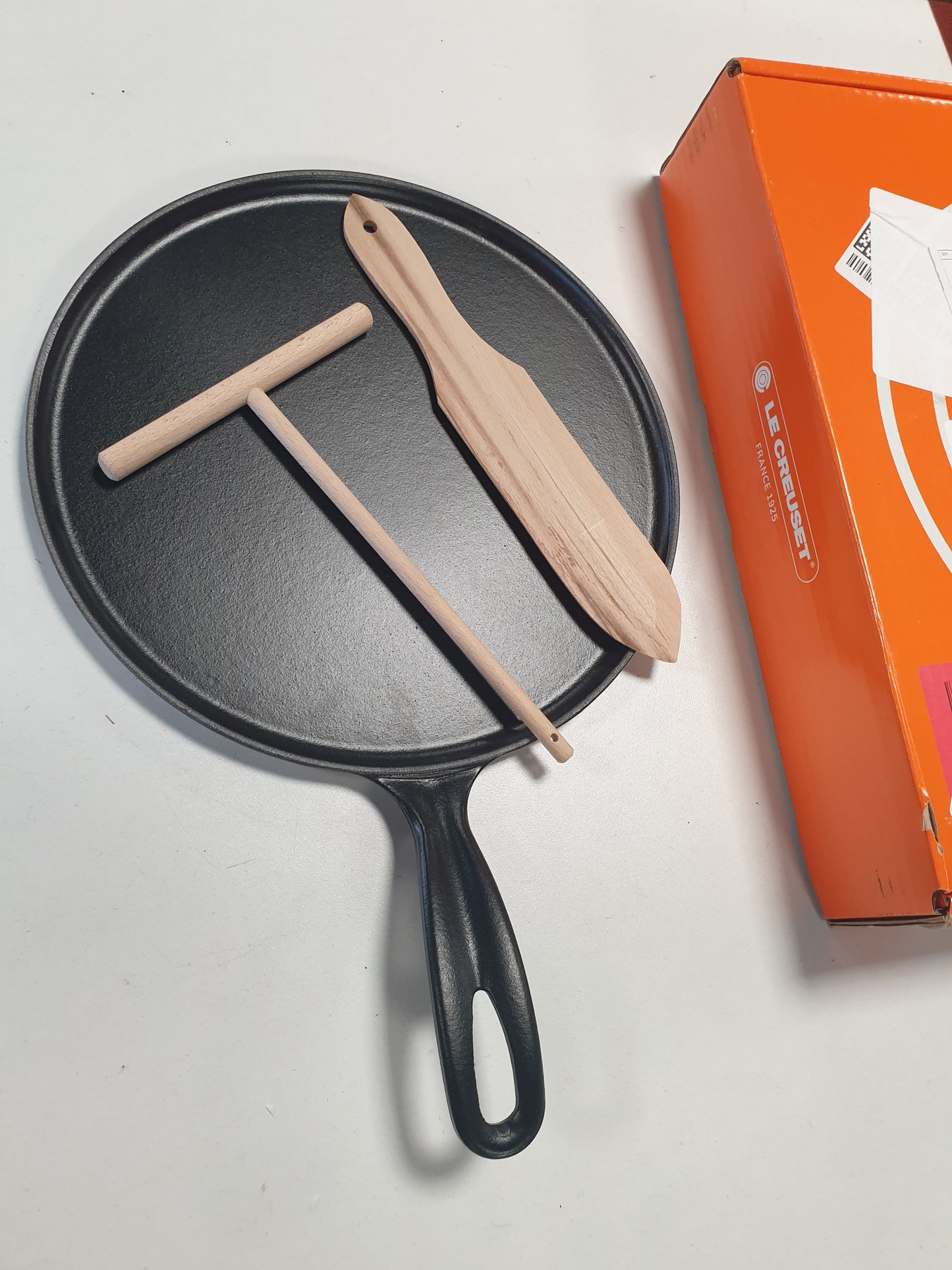 255061 - LE CREUSET Tigan për krepa prej gize, Ø 27 cm, i rrumbullakët, i përshtatshëm për të gjitha llojet e sobave, përfshirë induksionin, ngjyrë e zezë