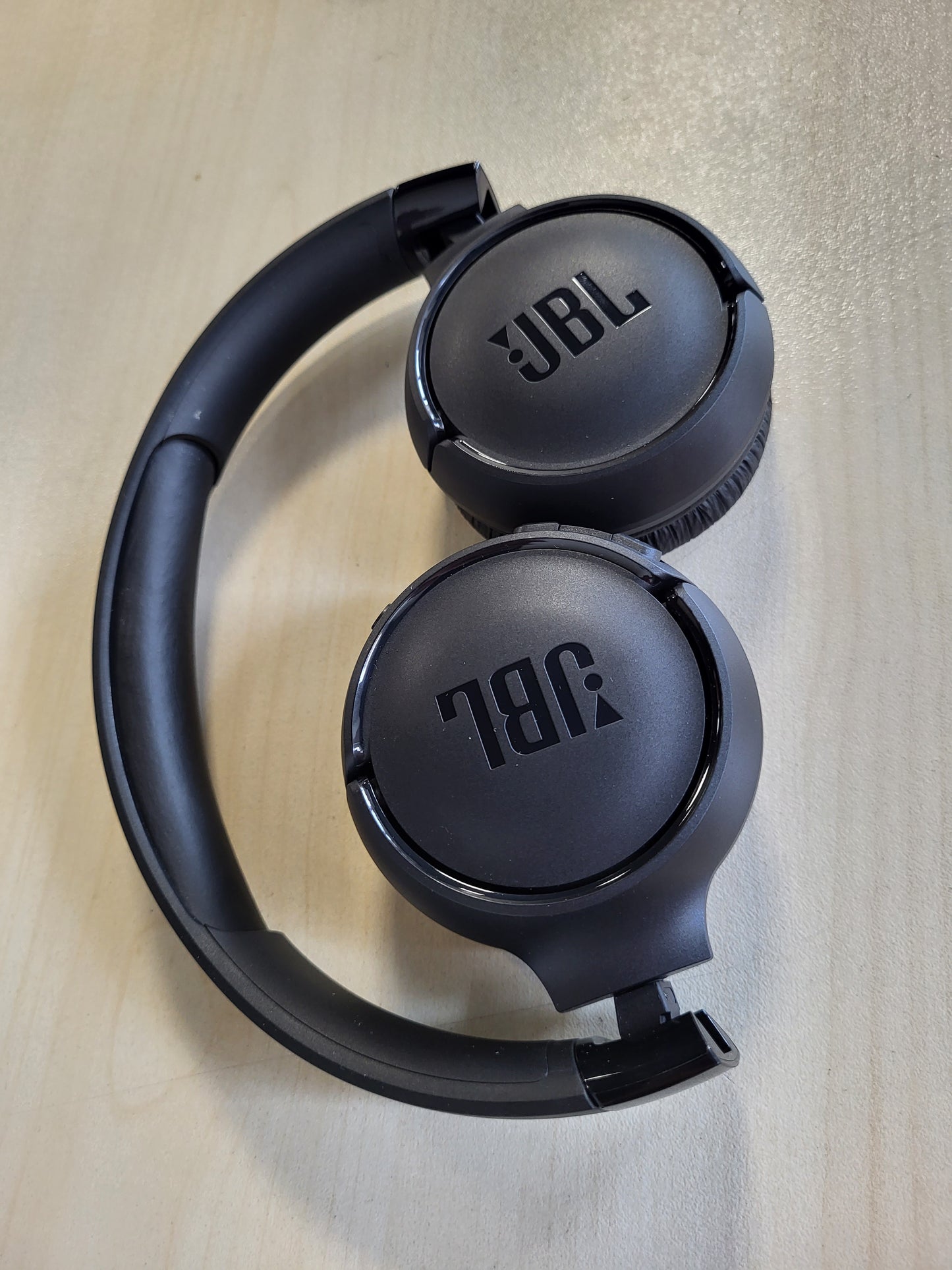 267922 - JBL Tune 520 BT Kufje pa tel Bluetooth, të paloshme dhe të lehta, mikrofon dhe kontrolle në vesh, JBL Pure Bass, lidhje shumëpikëshe, deri në 57 orë jetëgjatësi baterie, të zeza
