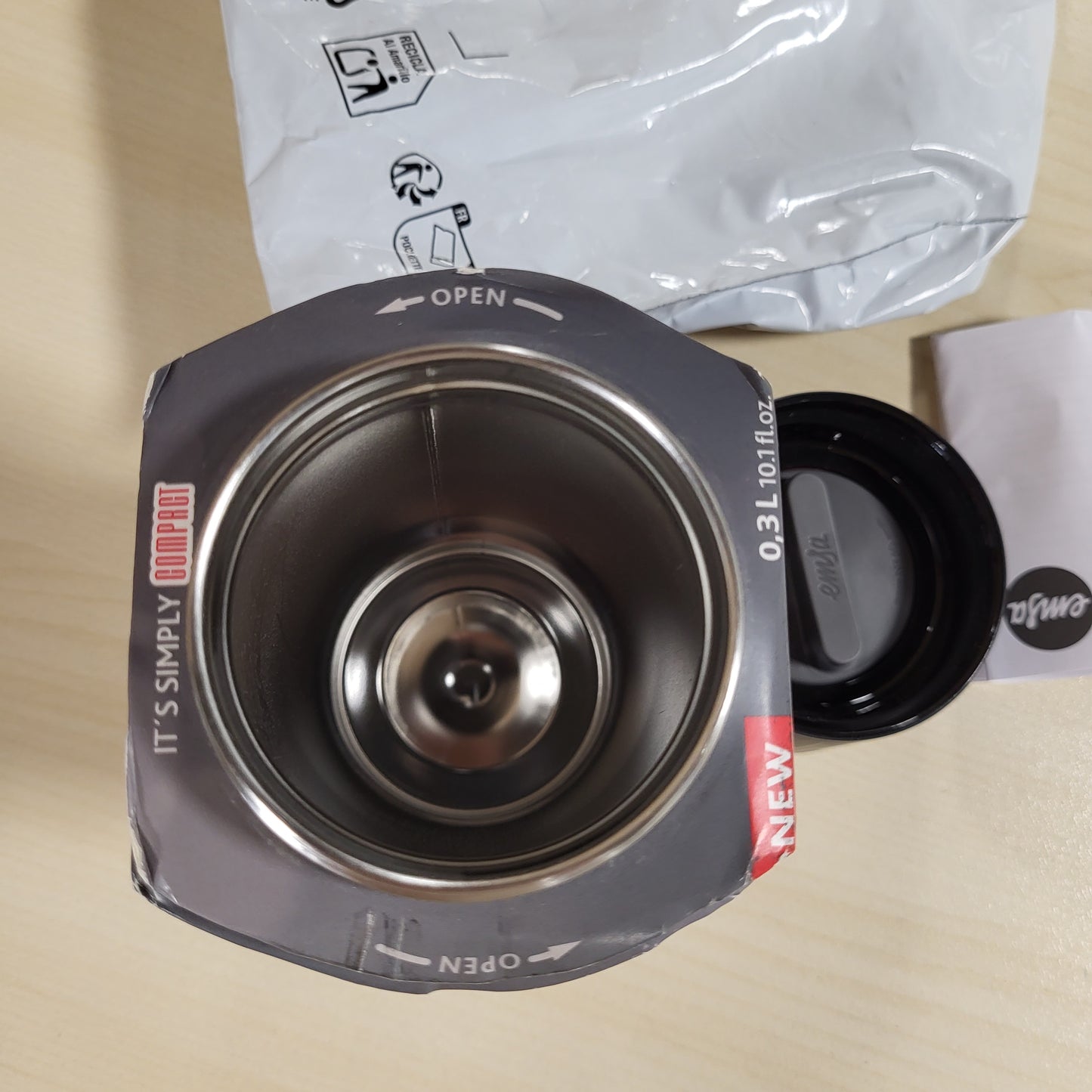 246867 - EMSA - Filxhan Udhëtimi N21609, Termos/Filxhan i Izoluar, Çelik Inoks, 0.3 Litra, Mban pijet të nxehta për 3 orë, të ftohta për 6 orë, Pa BPA, 100% i papërshkueshëm nga rrjedhjet, I sigurt për lavastovilje, Hapje për pirje 360°, Ngjyrë burgundy