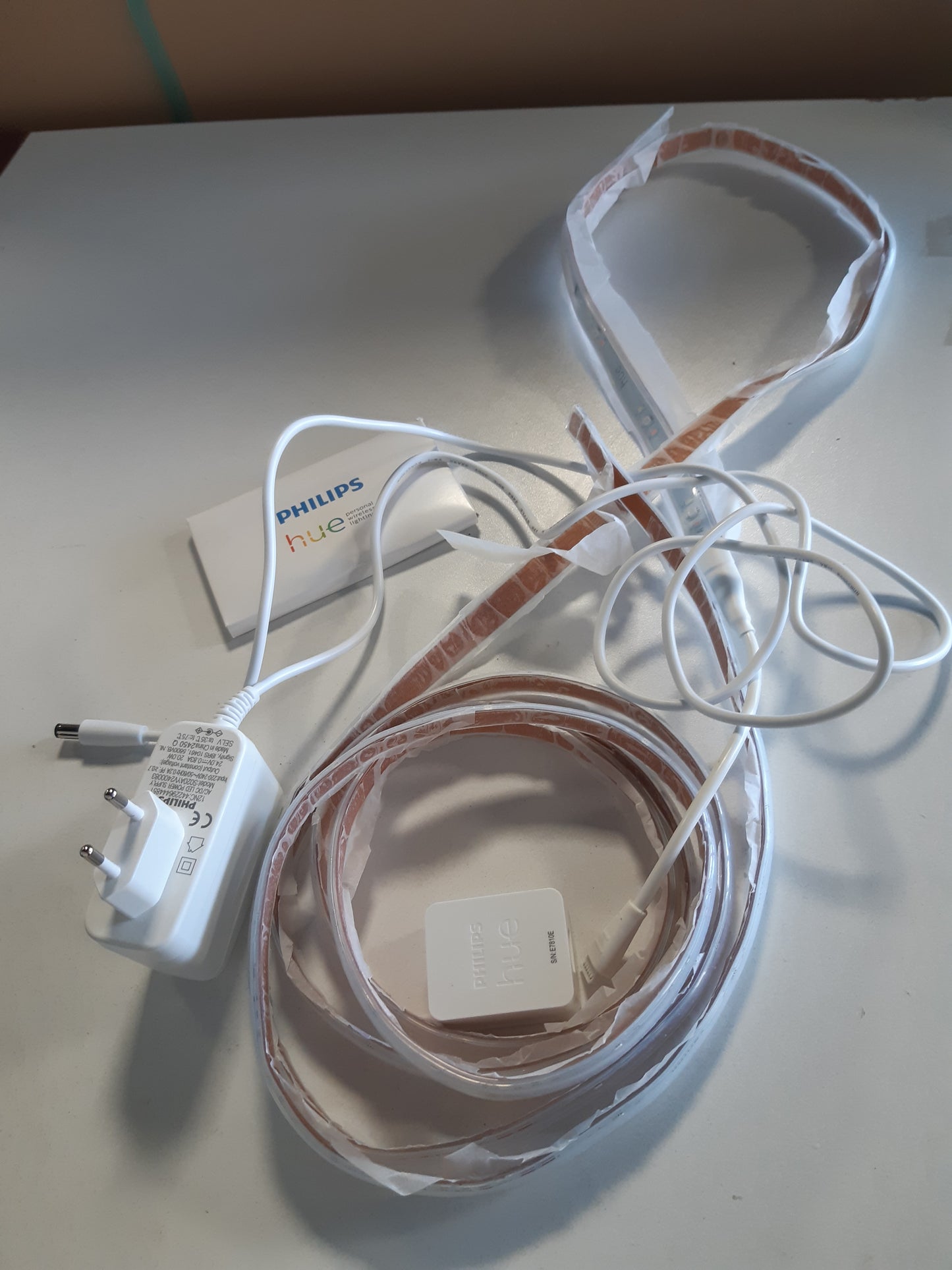 239442 - PHILIPS HUE Shirit LED 3m, për përdorim të brendshëm, me aplikacionin Hue, funksionon me Alexa, Google Assistant dhe Apple HomeKit