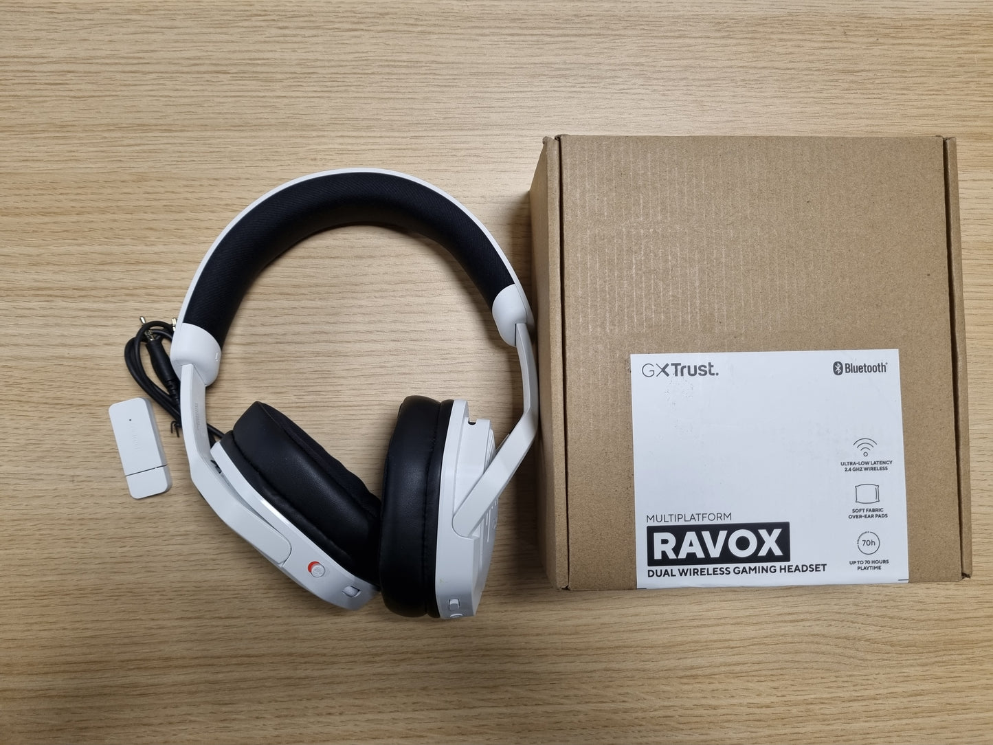 103986 - TRUST - Kufje Wireless GXT 1493W Ravox për Lojëra, Përdorim për PS5, PS4, Switch, PC, Drajverë 50 mm, Ideal për Lojëra, Jetëgjatësi e Baterisë deri në 70 Orë, Bluetooth + 2.4GHz, Latencë e Ulët, Mikrofon i Integruar, Ngjyrë e Bardhë