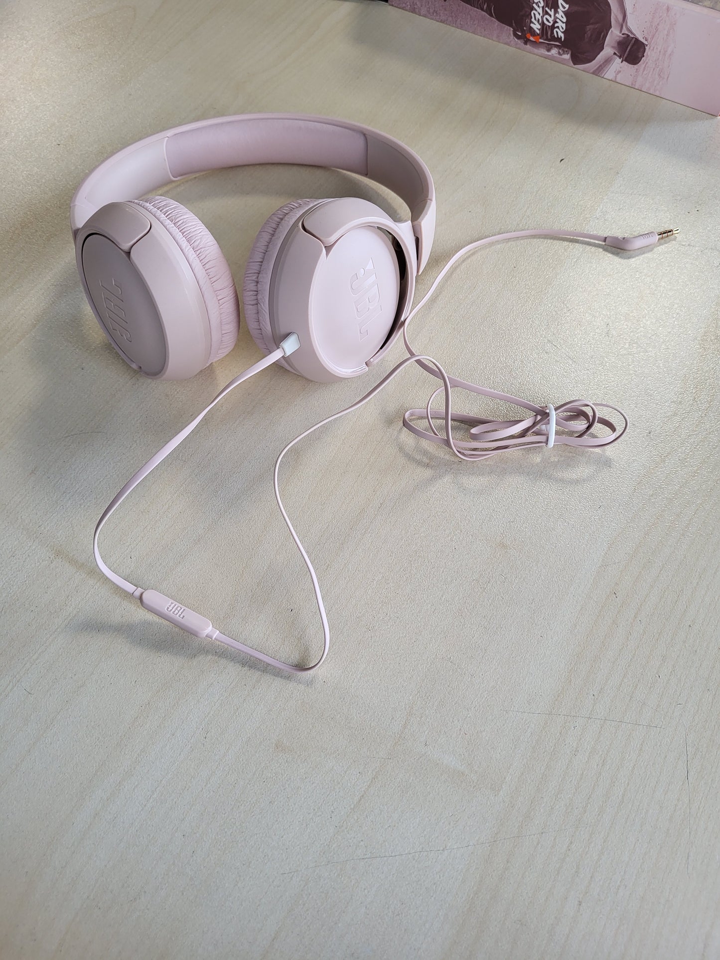 268430 - JBL Kufje Tune 500 On-Ear me Kabllo - Rozë, Telekomandë me 1 Buton, Mikrofon të Integruar, Asistent Zëri