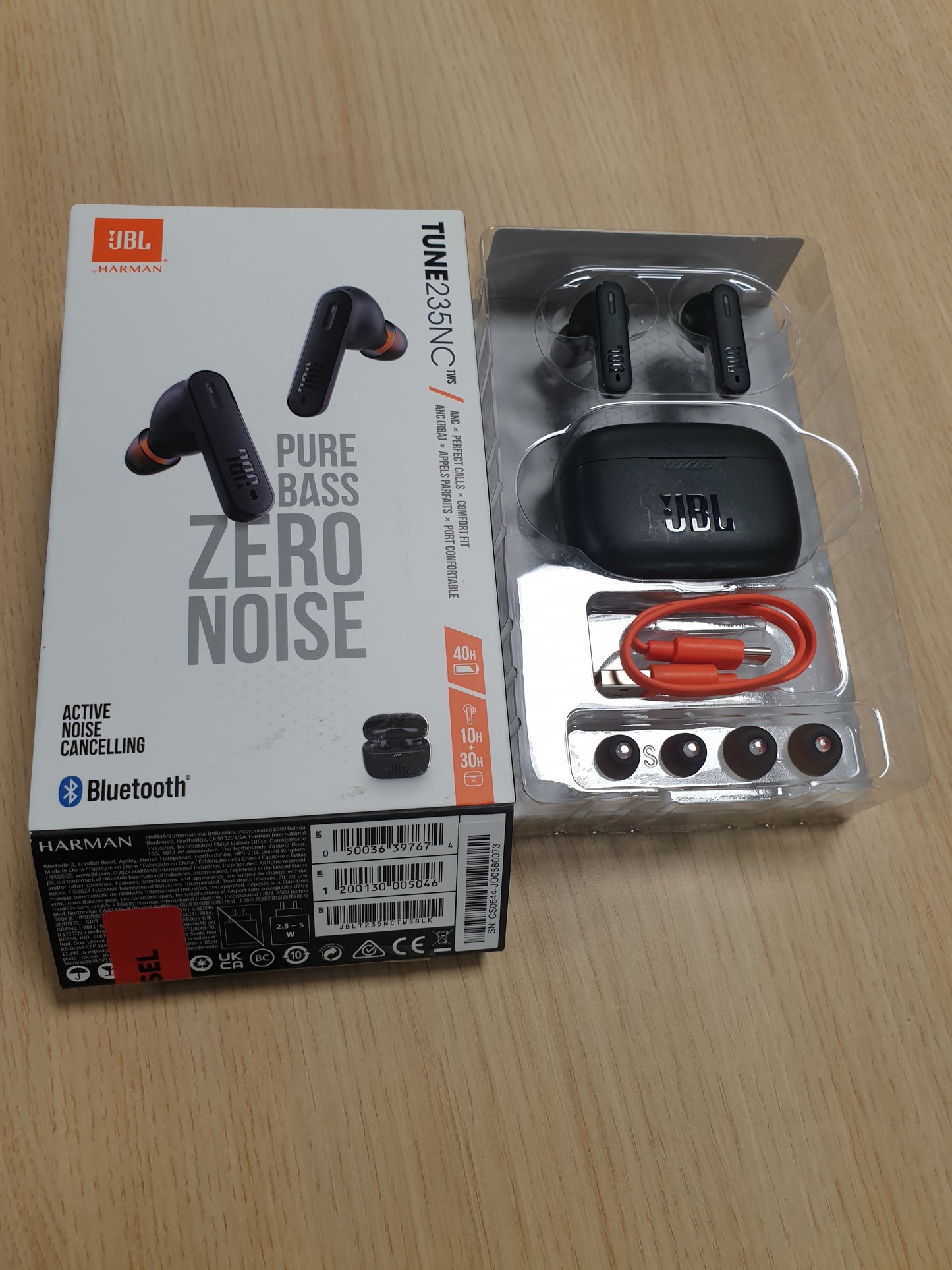 127429 - JBL KUFJE BLUETOOTH Tune 235 NC True Wireless, me Anulim Zhurmash dhe Deri në 48 Orë Jetëgjatësi Baterie, Rezistent ndaj Ujit dhe Pluhurit, IP54, Dizajn Ergonomik me Shkop të Mbyllur, të Zeza