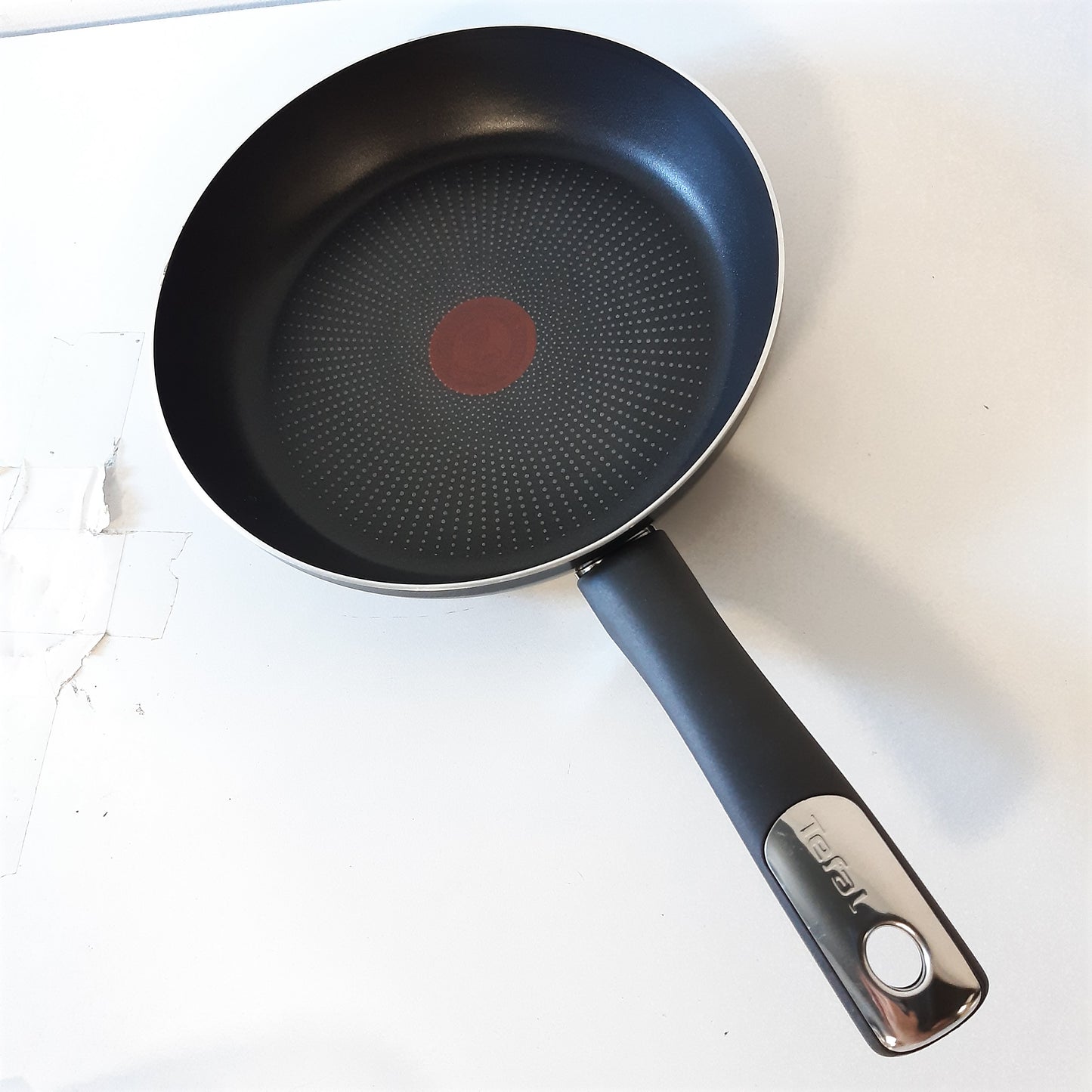 167636 - TEFAL Tigan 24 cm, Shtresë Jo Ngjitëse me Grimca Titaniumi, Thermo-Sinjal për Temperaturën Ideale të Skuqjes, i Sigurt për Lavastovilje, Jo i Përshtatshëm për Soba me Induksion, Modeli C38804