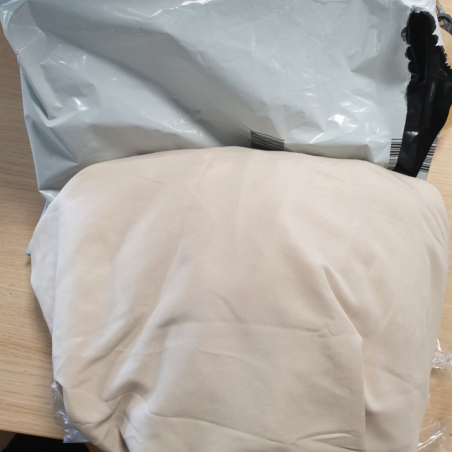 247910 - AMAZON BASICS Çarçaf i montuar me mikrofibër, Lartësia e dyshekut deri në 30 cm, 135 x 190 cm, Bezhë
