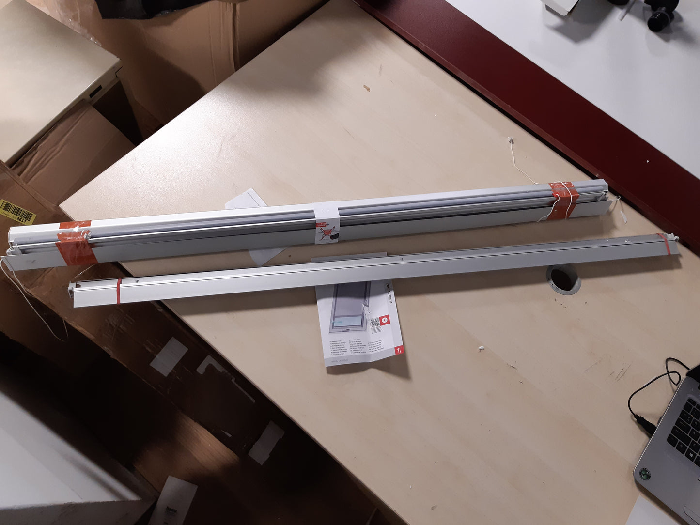 175011 - ROTO Perde Ruluese Origjinale ZRV, Errësim pothuajse i Plotë, Shinë Udhëzuese Argjendi, Për Dritare Çatie, Seritë Designo R6/R8, i8 dhe Classic 64/84, Madhësia 134/140 | 13/14, Ngjyra e Pëlhurës e Bardhë