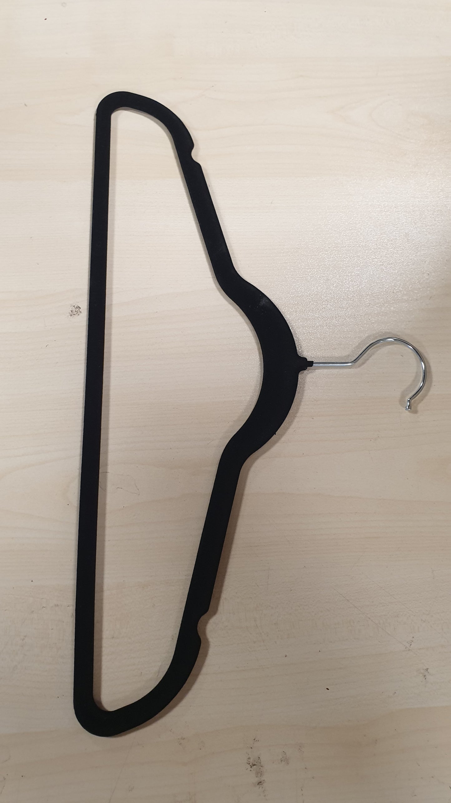 219046 - AMAZON BASICS Varëse rrobash të holla dhe jo-rrëshqitëse, pako me 50 copë, të zeza