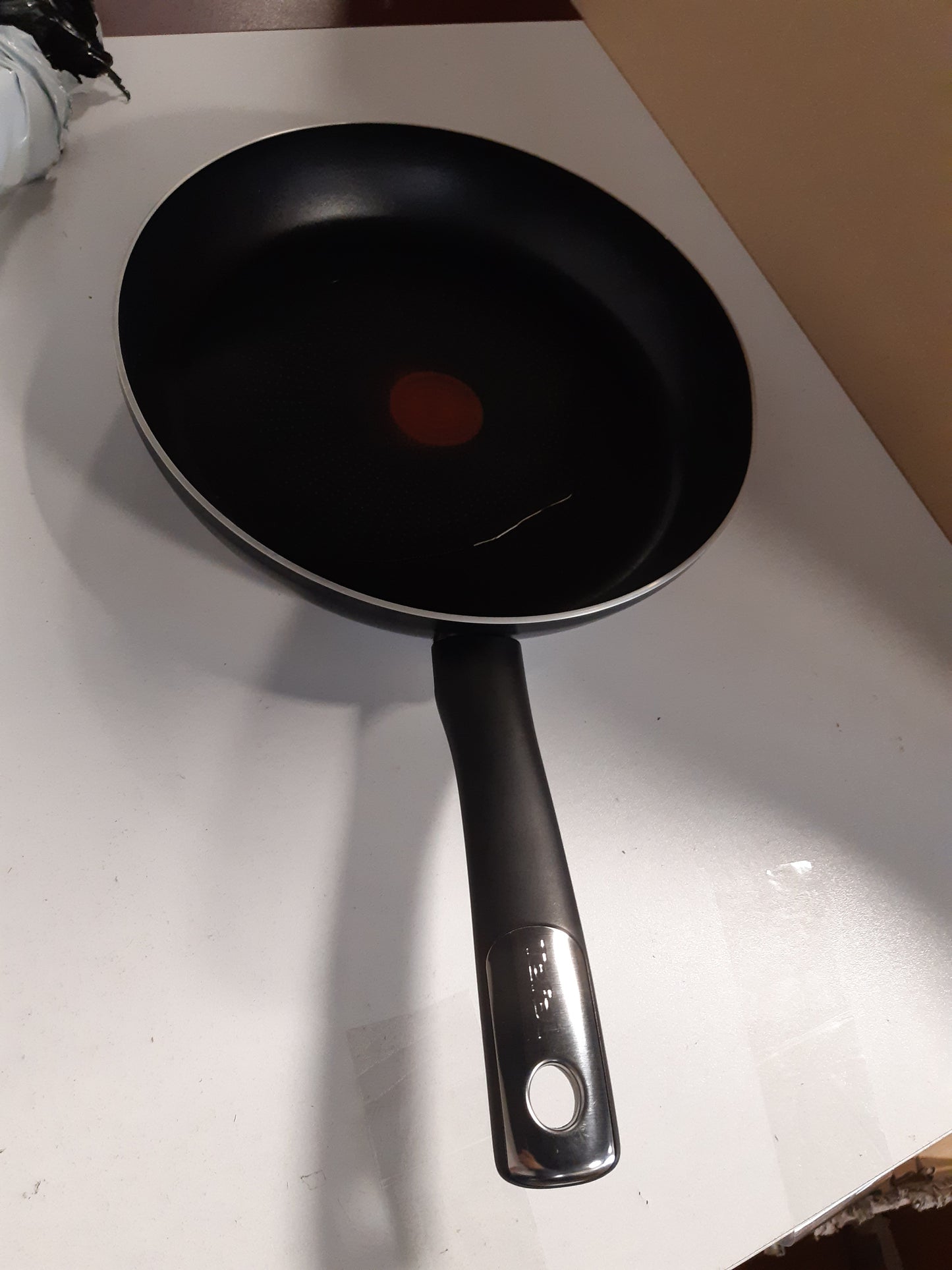 251921 - TEFAL Tigan Hard Titanium Essential, 28 cm *+/- 0.5 cm, shtresë jo ngjitëse, i sigurt për lavastovilje