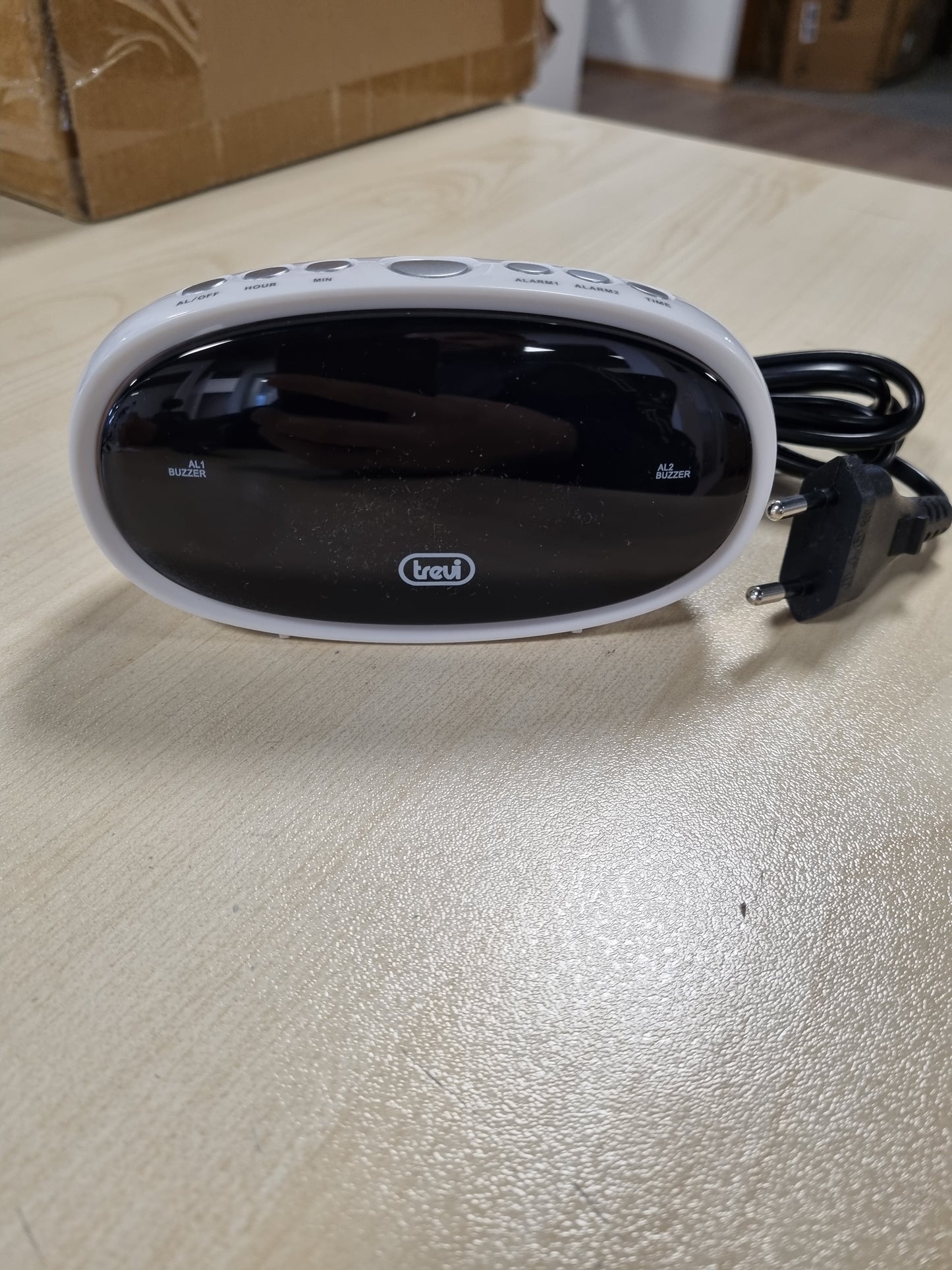 241856 - TREVI EC 880 - Orë alarmi pranë shtratit me ekran LED, orë dixhitale me dy alarme të programueshme, zile elektronike, funksion errësues dhe shtyrjeje, ndarje kundër errësimit, e bardhë