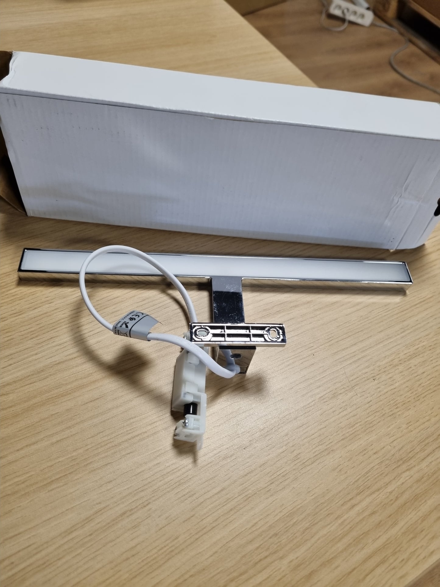 221691 - B·LED Dritë pasqyre LED për banjo 5W, Montim për pasqyrë dhe dollap, 30 cm
