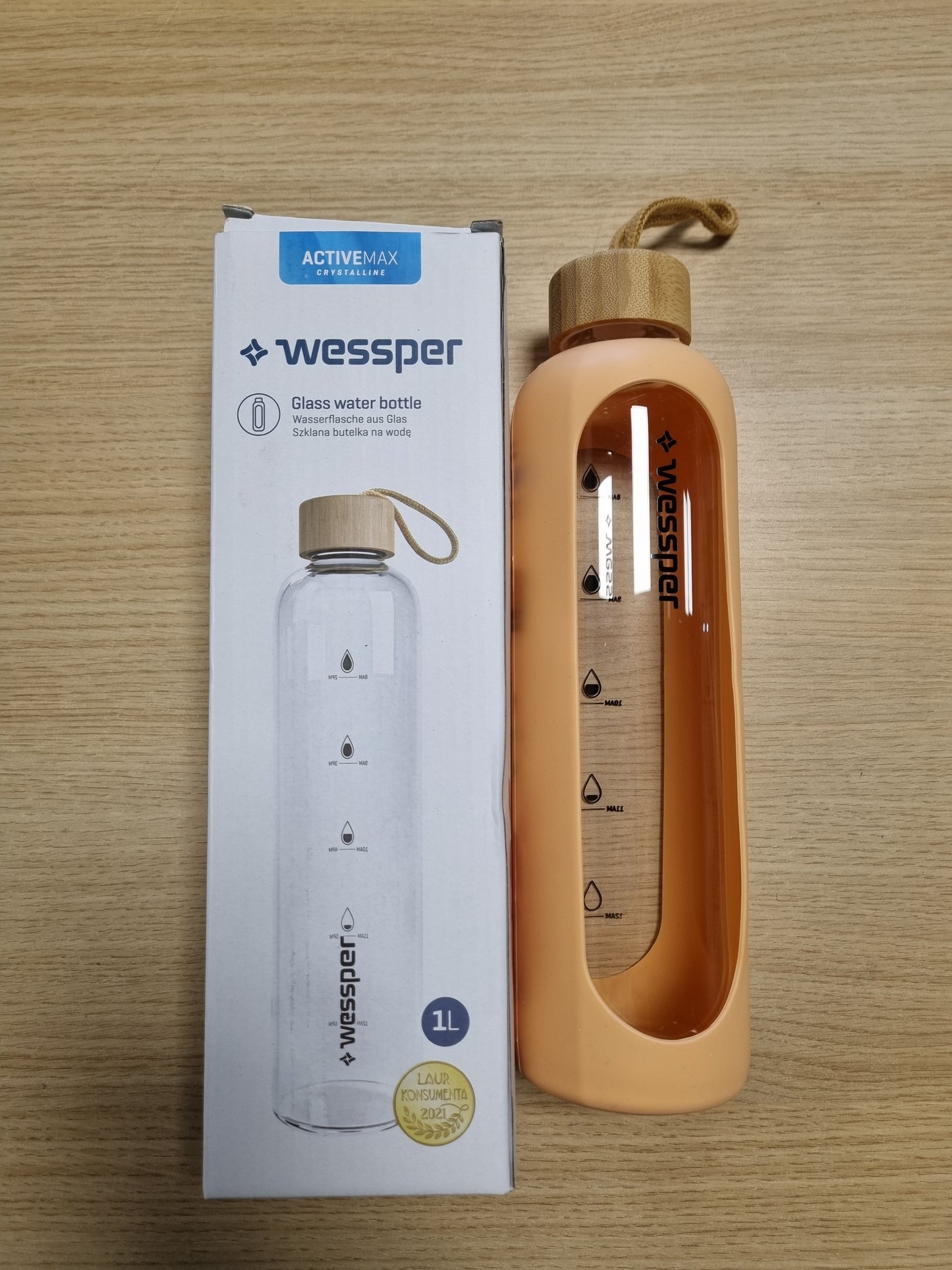 200455 - WESSPER Shishe Uji Prej Qelqi Borosilikati 1L pa BPA, me Kapak Bambuje, Shenja Kohore, dhe Mbështjellës Silikoni, e Ripërdorshme - Ngjyra Breskë