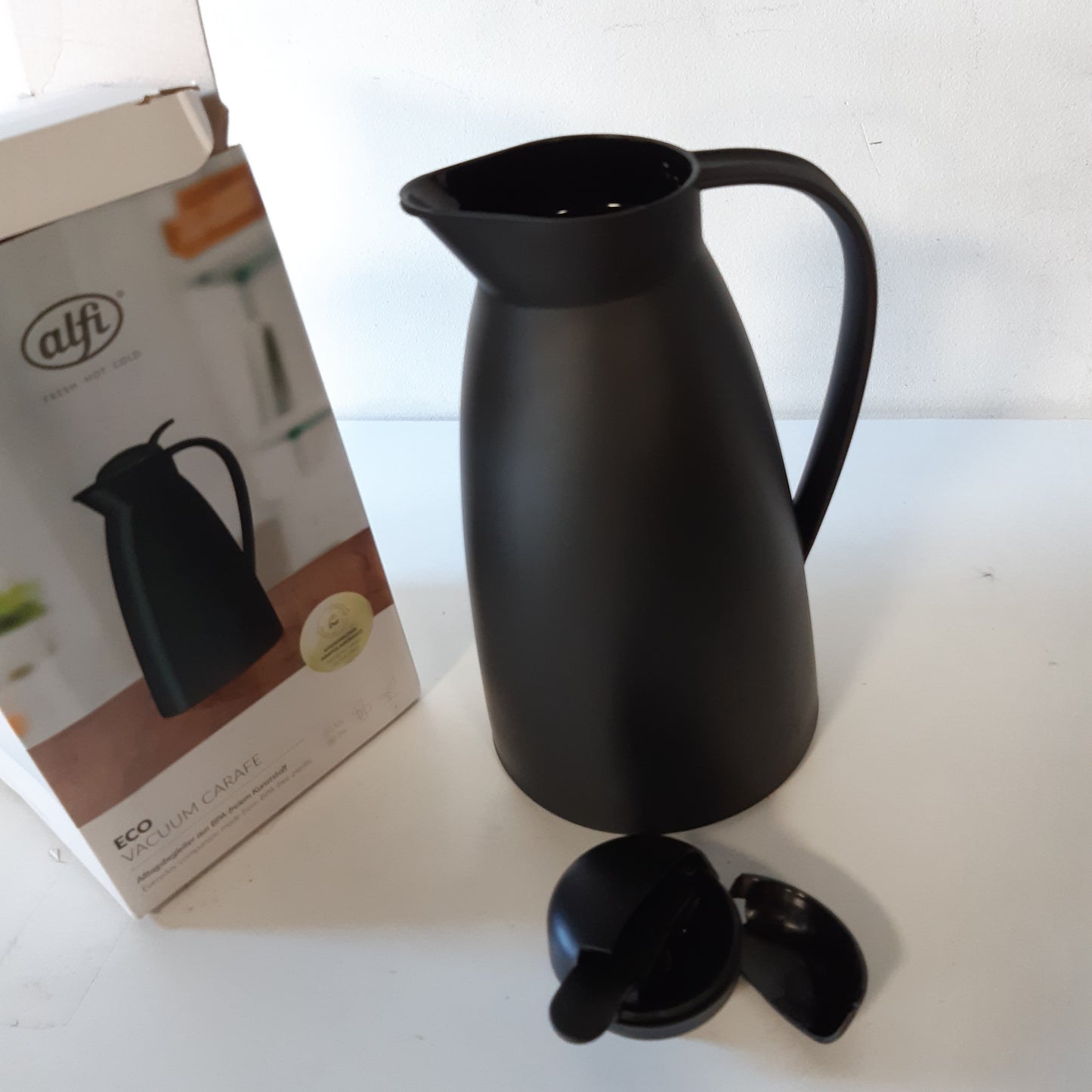 252960 - ALFI ECO Karafe e izoluar 1.0l, e zezë, qelqi të temperuar, plastike, kapak me mbyllje rrotulluese, pa BPA