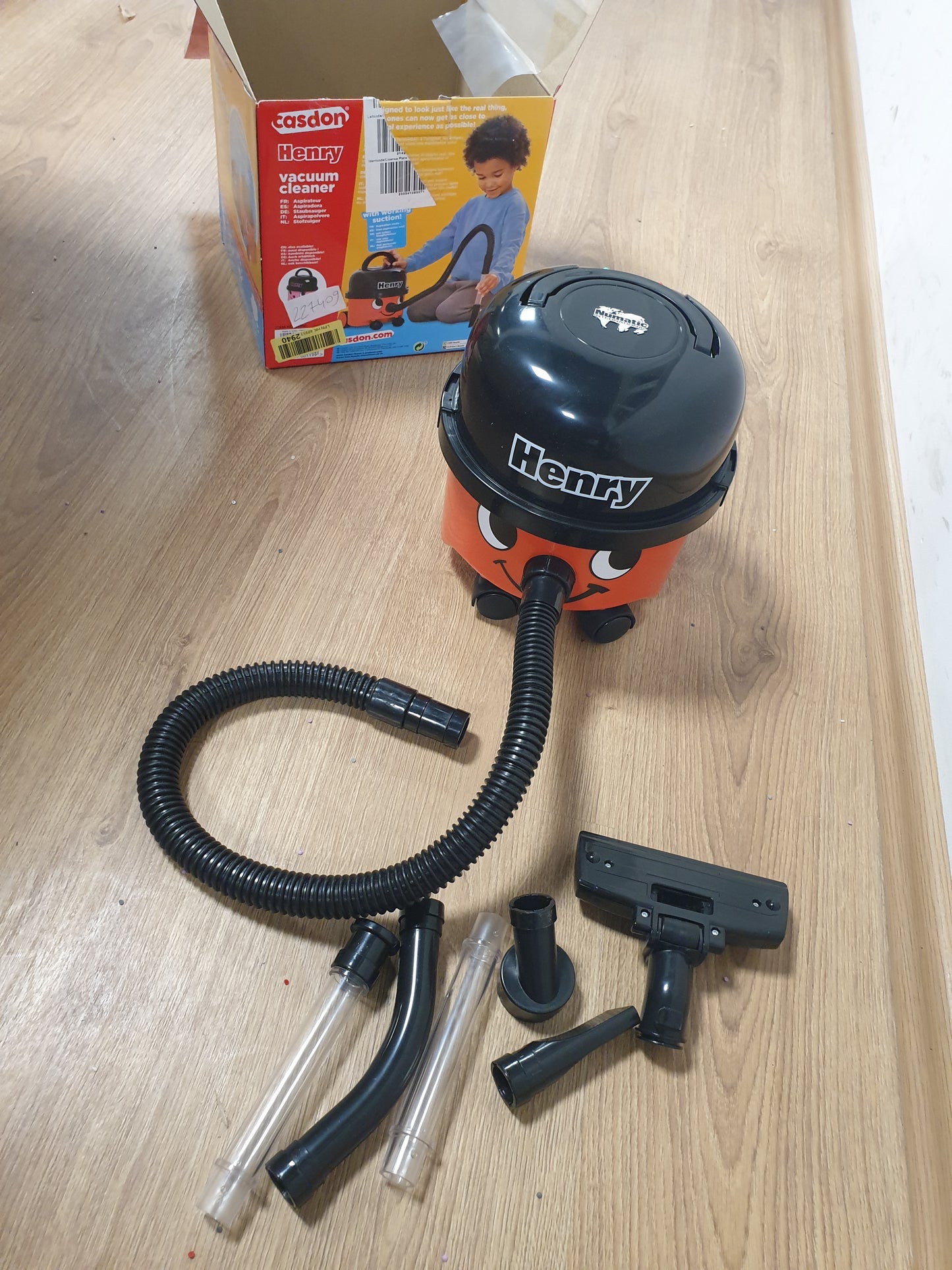 227409 - Casdon Henry & Hetty Toy Fshesë me korrent Henry, Fshesë me korrent lodër e kuqe me funksion thithjeje të vërtetë dhe aksesorë, Set pastrimi për fëmijë, për fëmijë 3 vjeç e lart, e kuqe