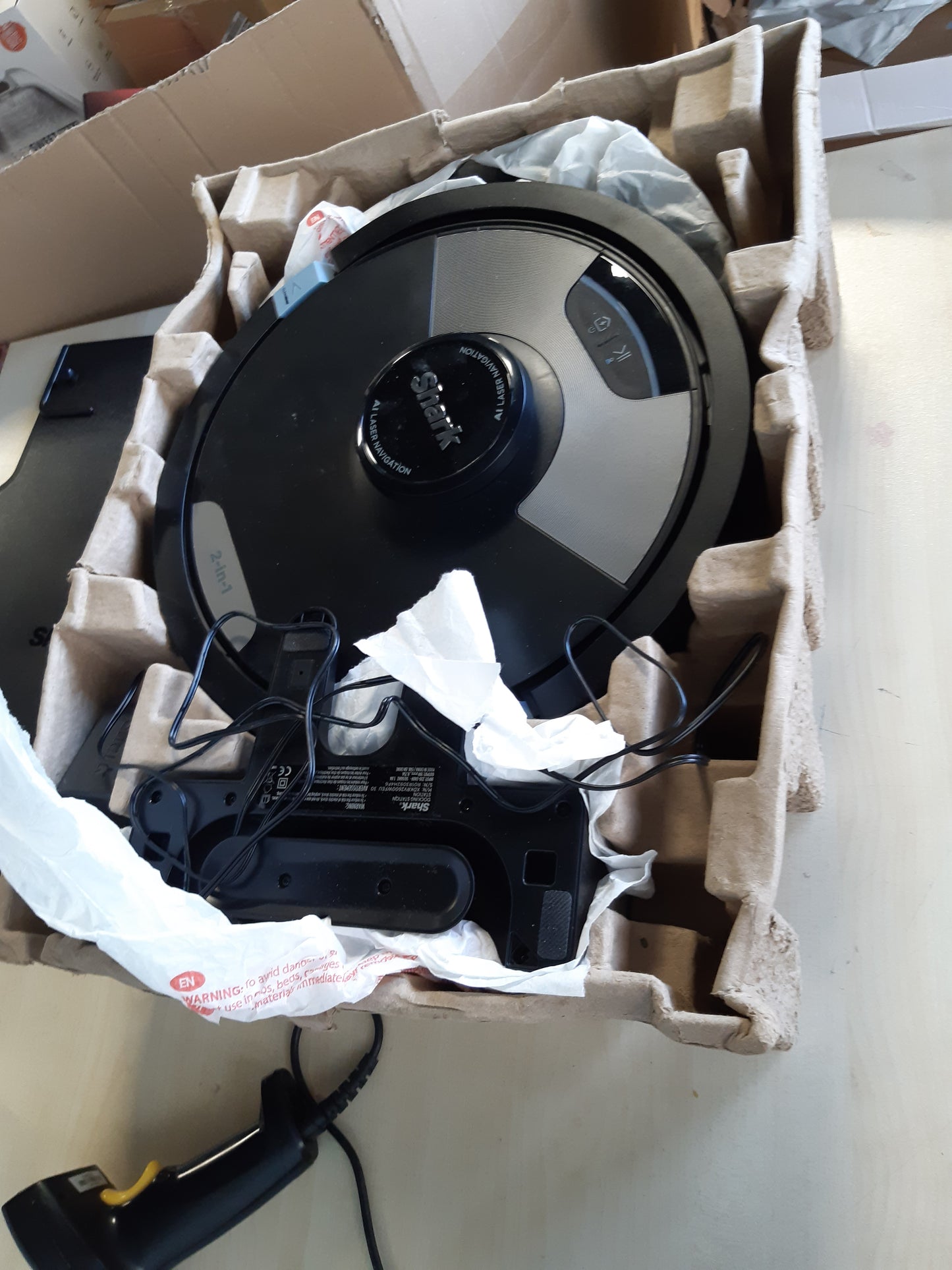 84047 - SHARK AI ULTRA Fshesë me Korrent dhe Mop 2 në 1, Kundër Qimeve, për Qilima dhe Dysheme, Kohëzgjatje Funkcionimi 110 Minuta, Kontroll Manual dhe Aplikacion, Ngjyra e Zezë, Modeli RV2600WDEU