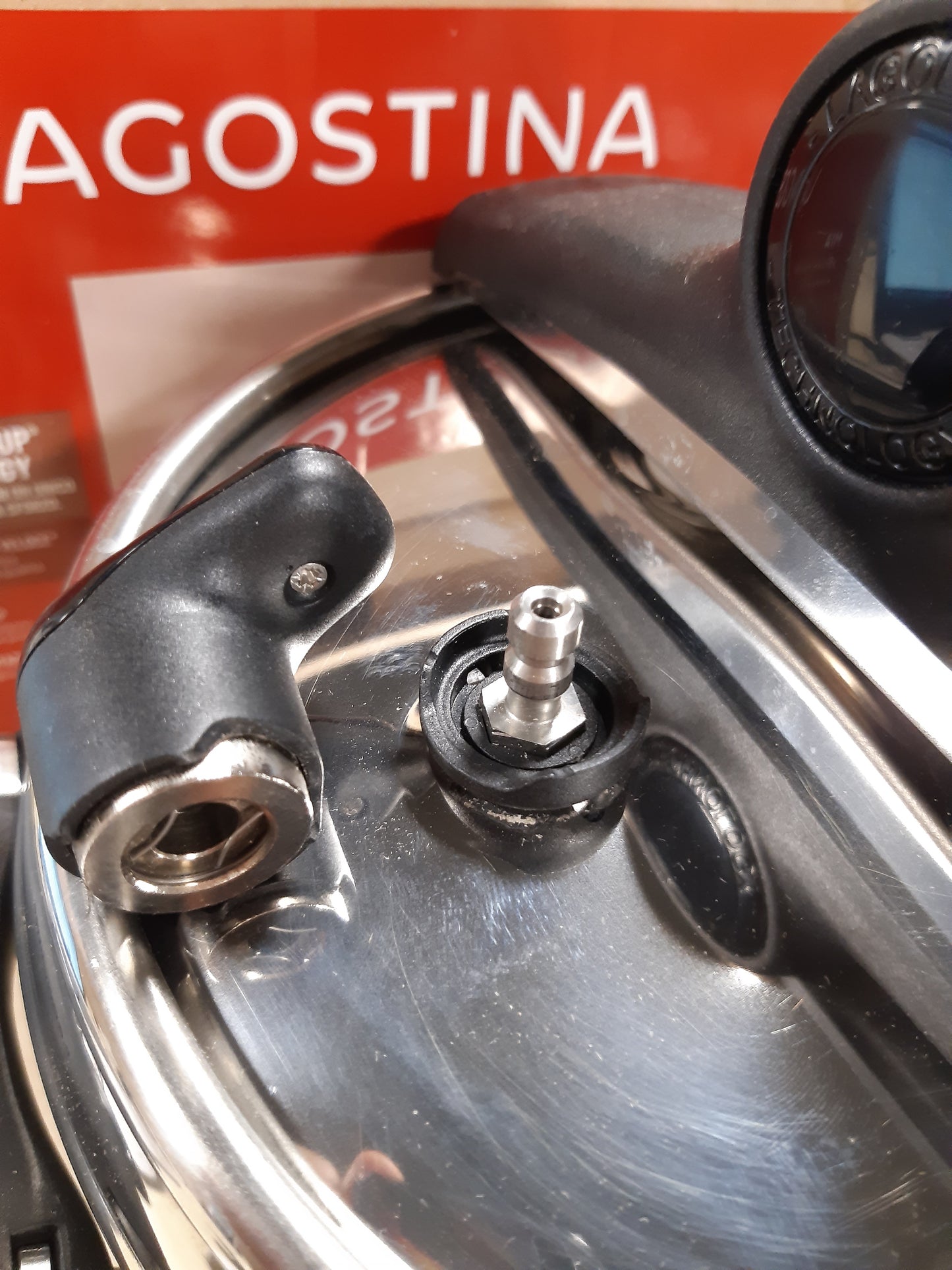 153189 - LAGOSTINA Mia Lagoeasy'UP Tenxhere me Presion prej Çeliku Inox 18/10, Kapacitet 5L, Diametri 22cm, E Përshtatshme për Soba me Induksion dhe Gaz, Hapje e Lehtë e Kapakut, Bazë Irradial Plus me 3 Shtresa, E Sigurt për Lavastovilje