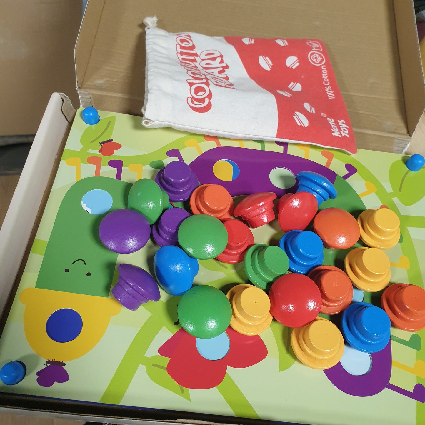 141509 - Nene Toys – puzzle druri për përputhje ngjyrash për fëmijë 2+ vjeç, lojë Montessori me kunja dhe kartela druri, lodër edukative për zhvillimin e aftësive.