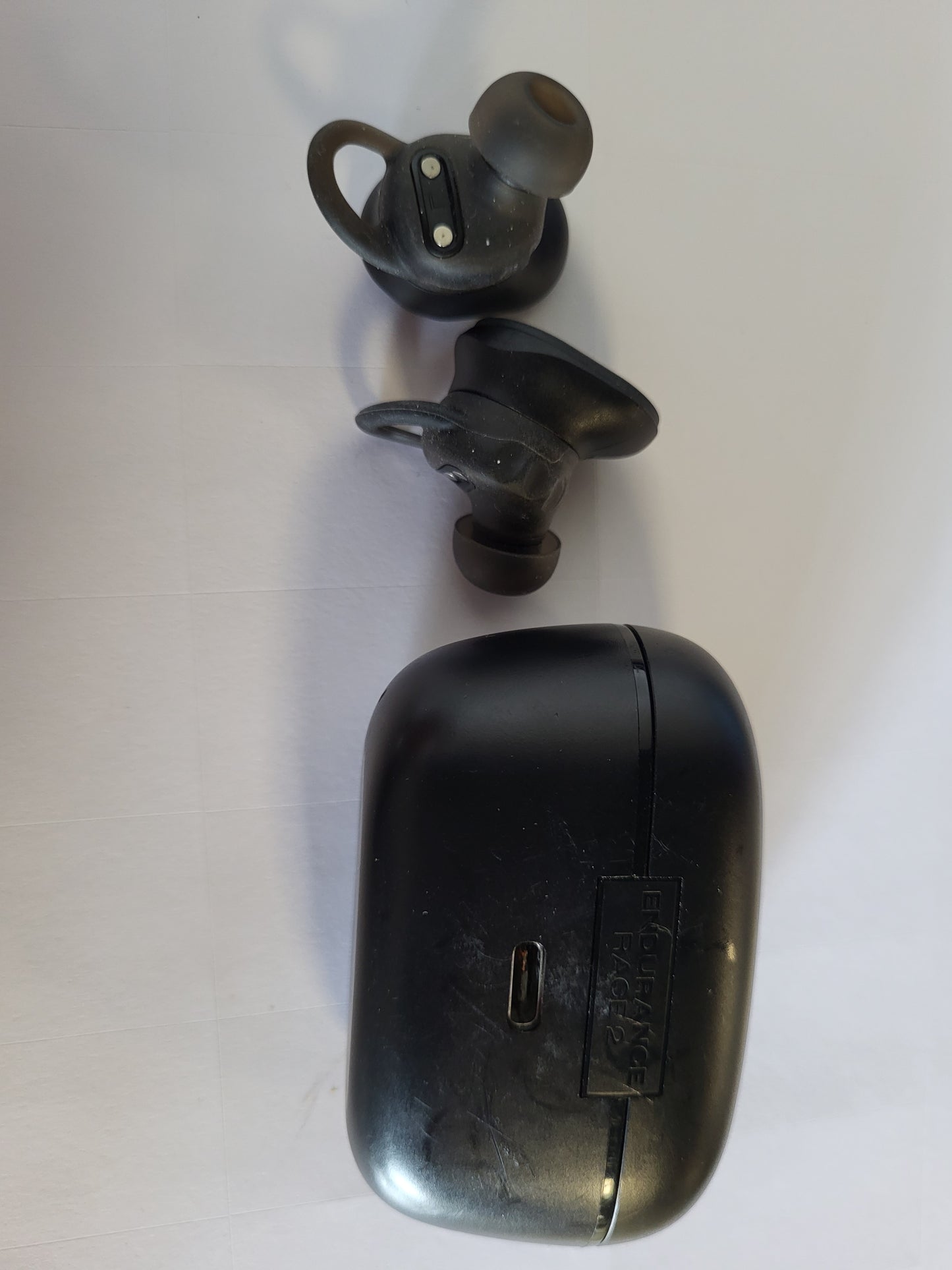 267826 - JBL ENDURANCE RACE 2, Kufje Bluetooth True Wireless për në Vesh, Jetëgjatësi baterie 48 orë, Rezistente ndaj pluhurit dhe ujit IP68, Anulim zhurmash, Tinguj JBL Pure Bass, Teknologji Smart Ambient, Modaliteti Sport, E zezë